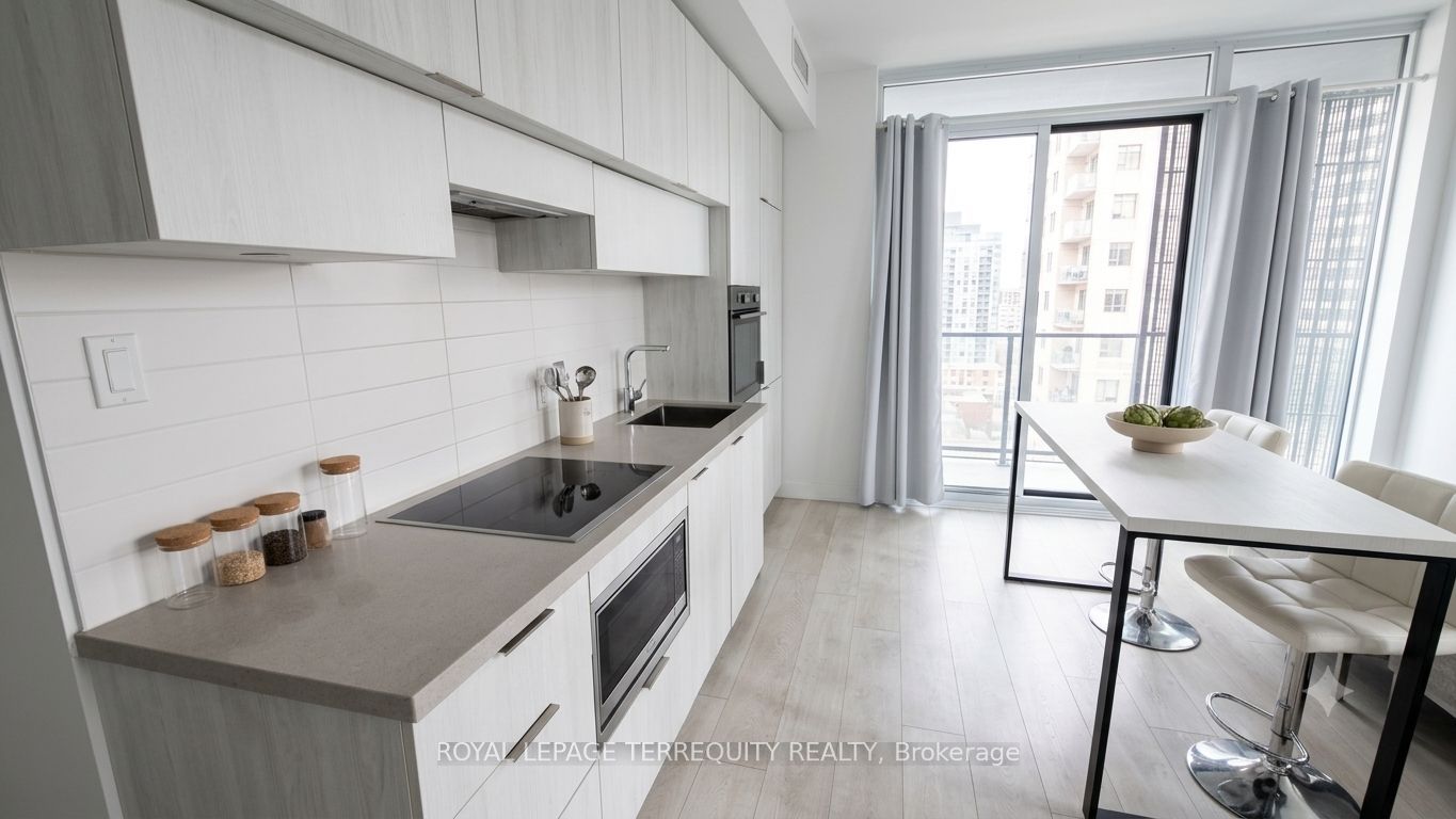 8 Eglinton Avenue E 505, Toronto, ON M4P 0C1 photo 3