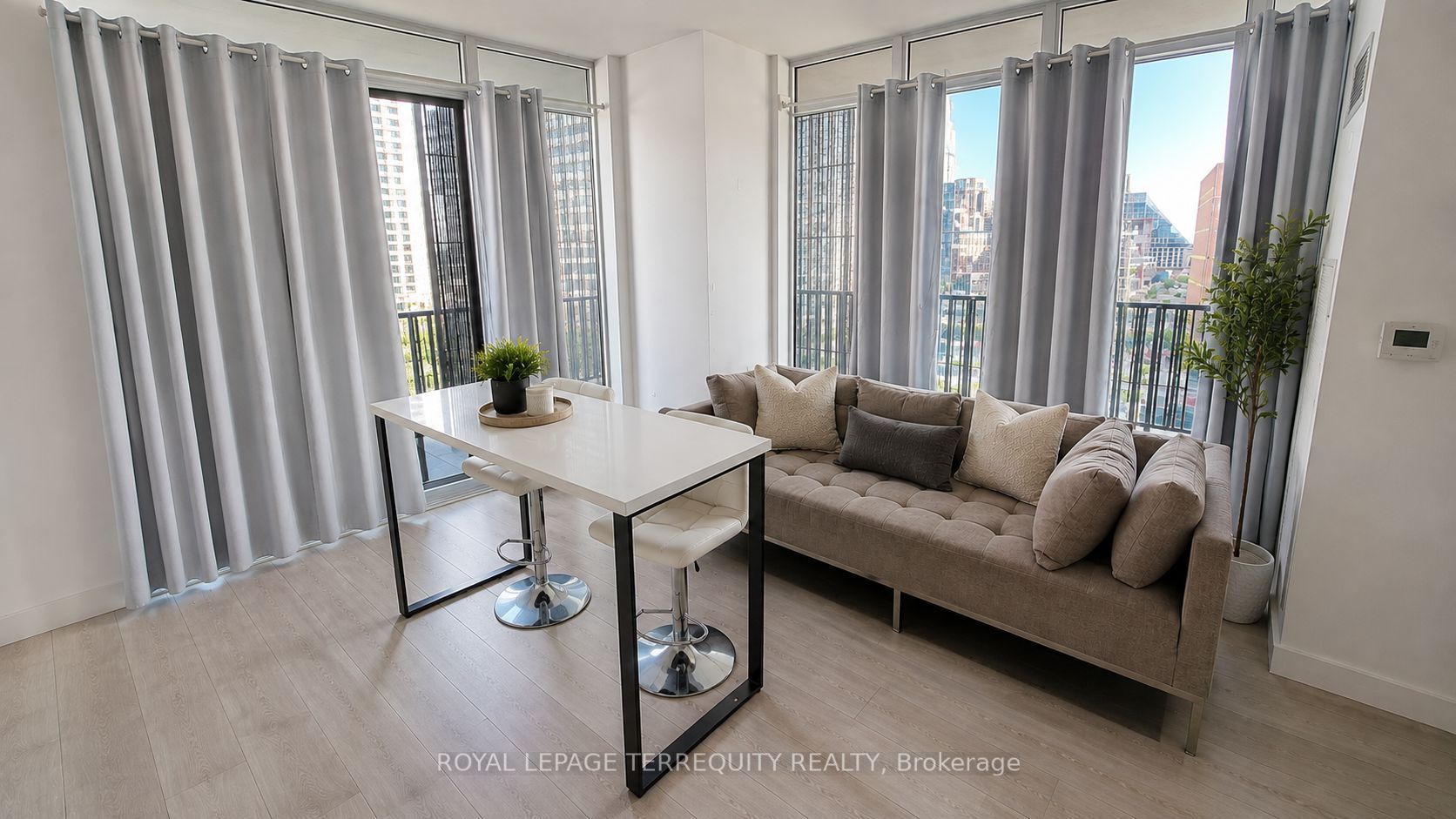 8 Eglinton Avenue E 505, Toronto, ON M4P 0C1 photo 5