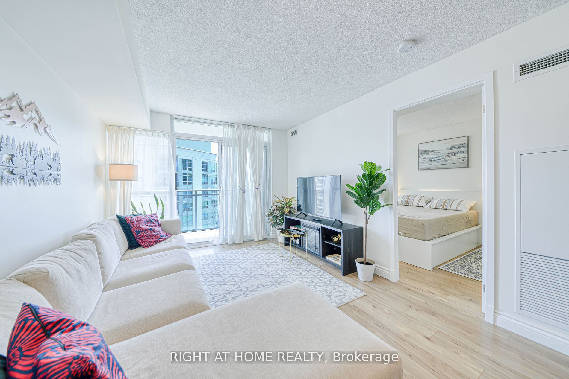 38 Dan Leckie Way S 1016, Toronto, ON M5V 2V6 photo 4