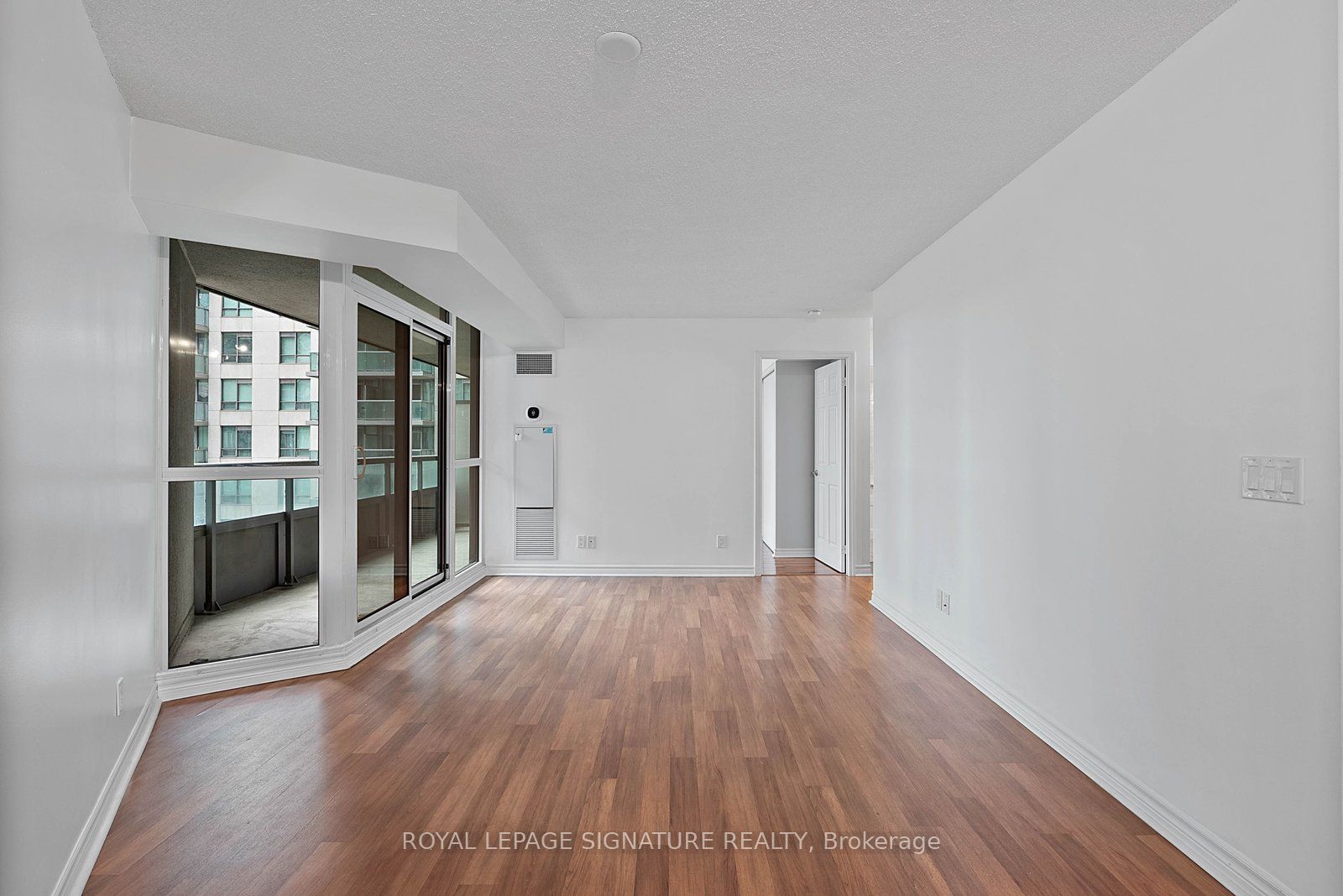 19 Grand Trunk Crescent 801, Toronto, ON M5J 3A3 photo 2