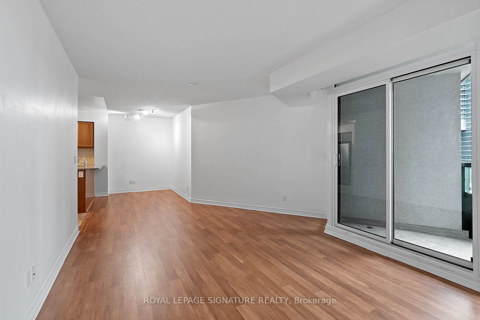 19 Grand Trunk Crescent 801, Toronto, ON M5J 3A3 photo 4