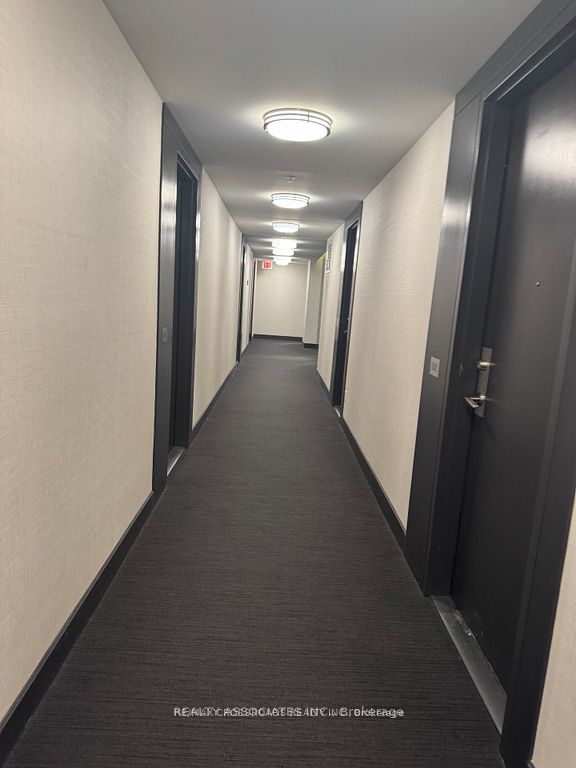 377 Madison Avenue 510, Toronto, ON M4V 3E1 photo 3