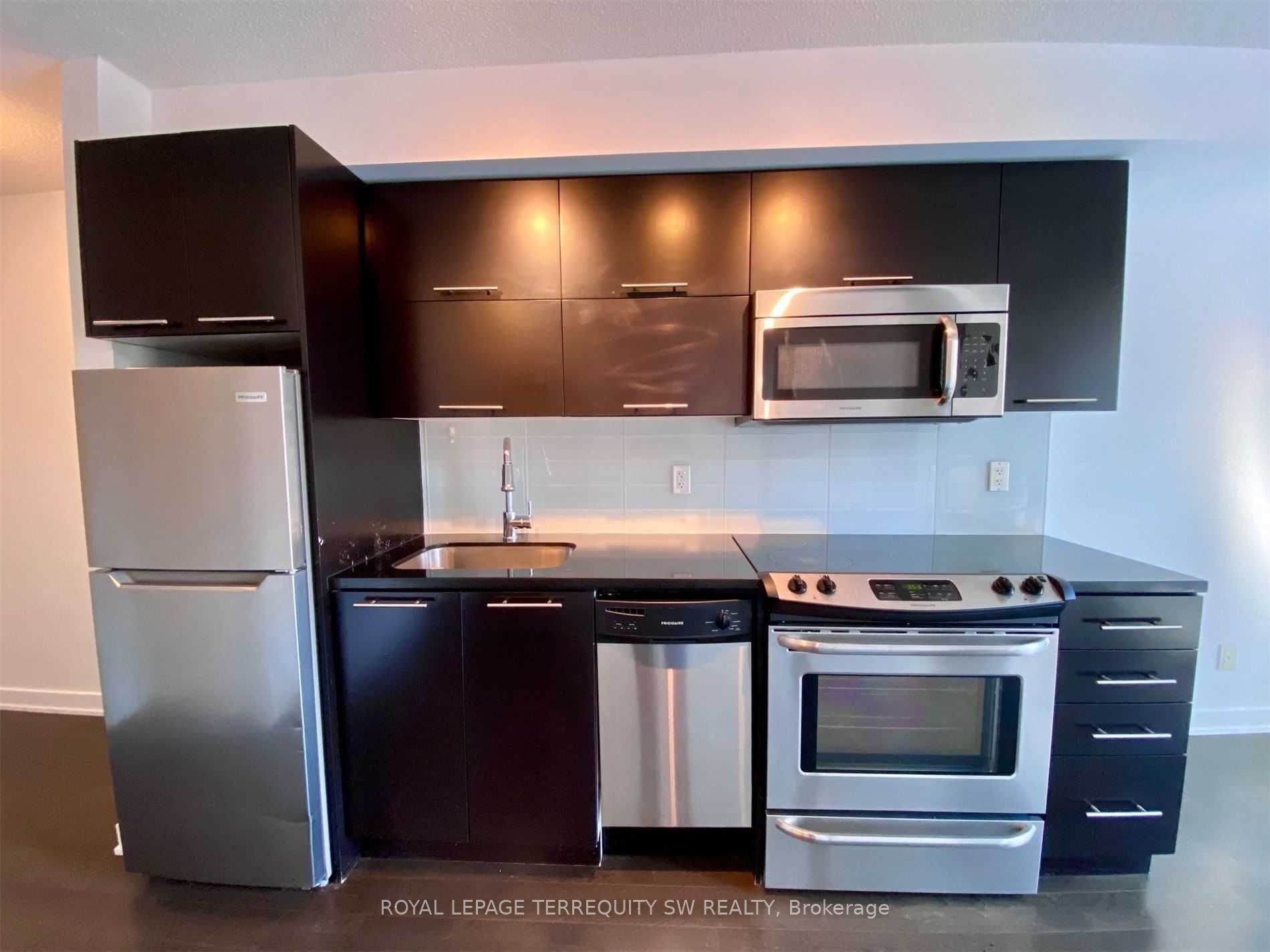 126 Simcoe Street 613, Toronto, ON M5H 4E6 photo 2