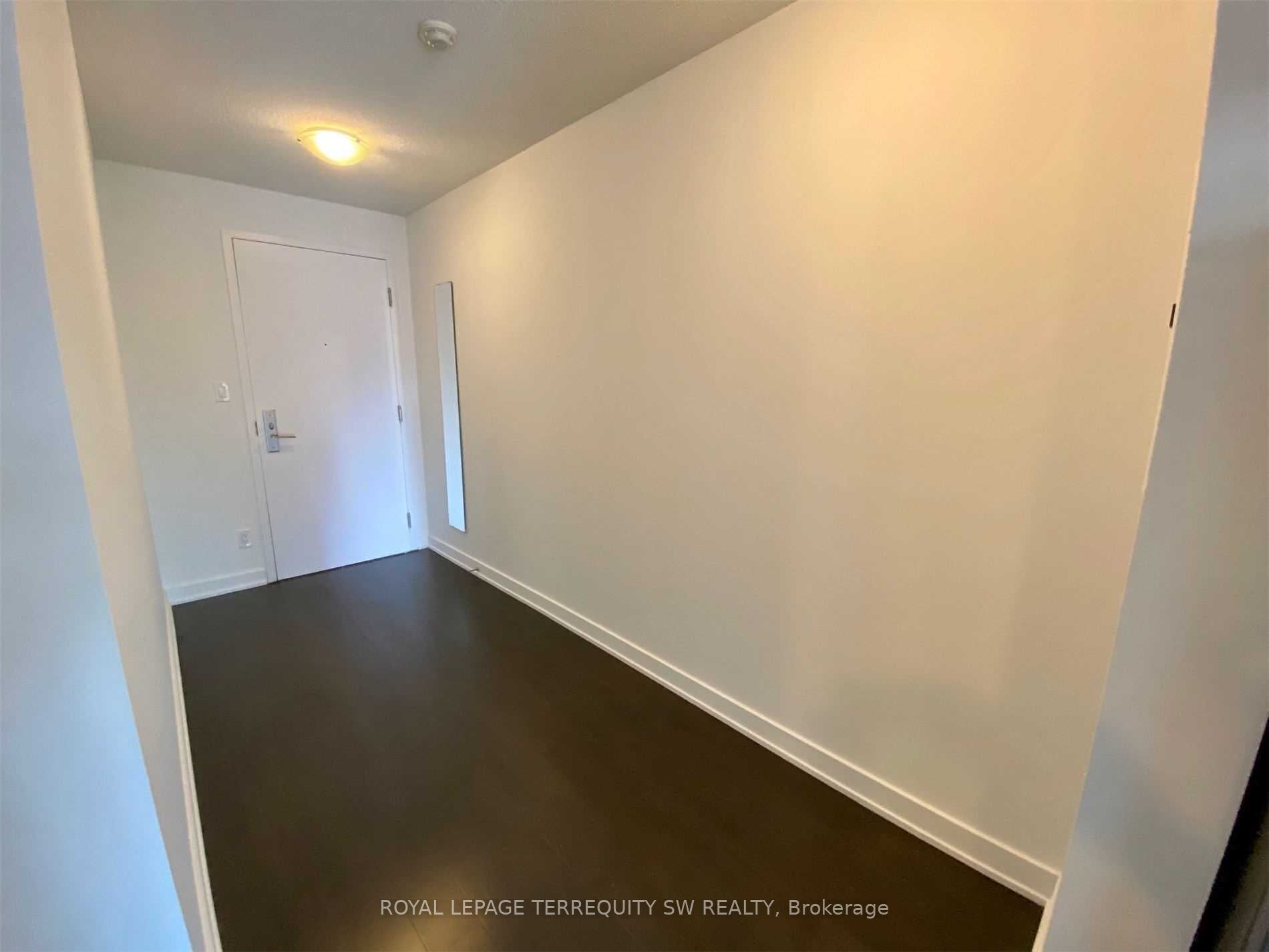 126 Simcoe Street 613, Toronto, ON M5H 4E6 photo 3
