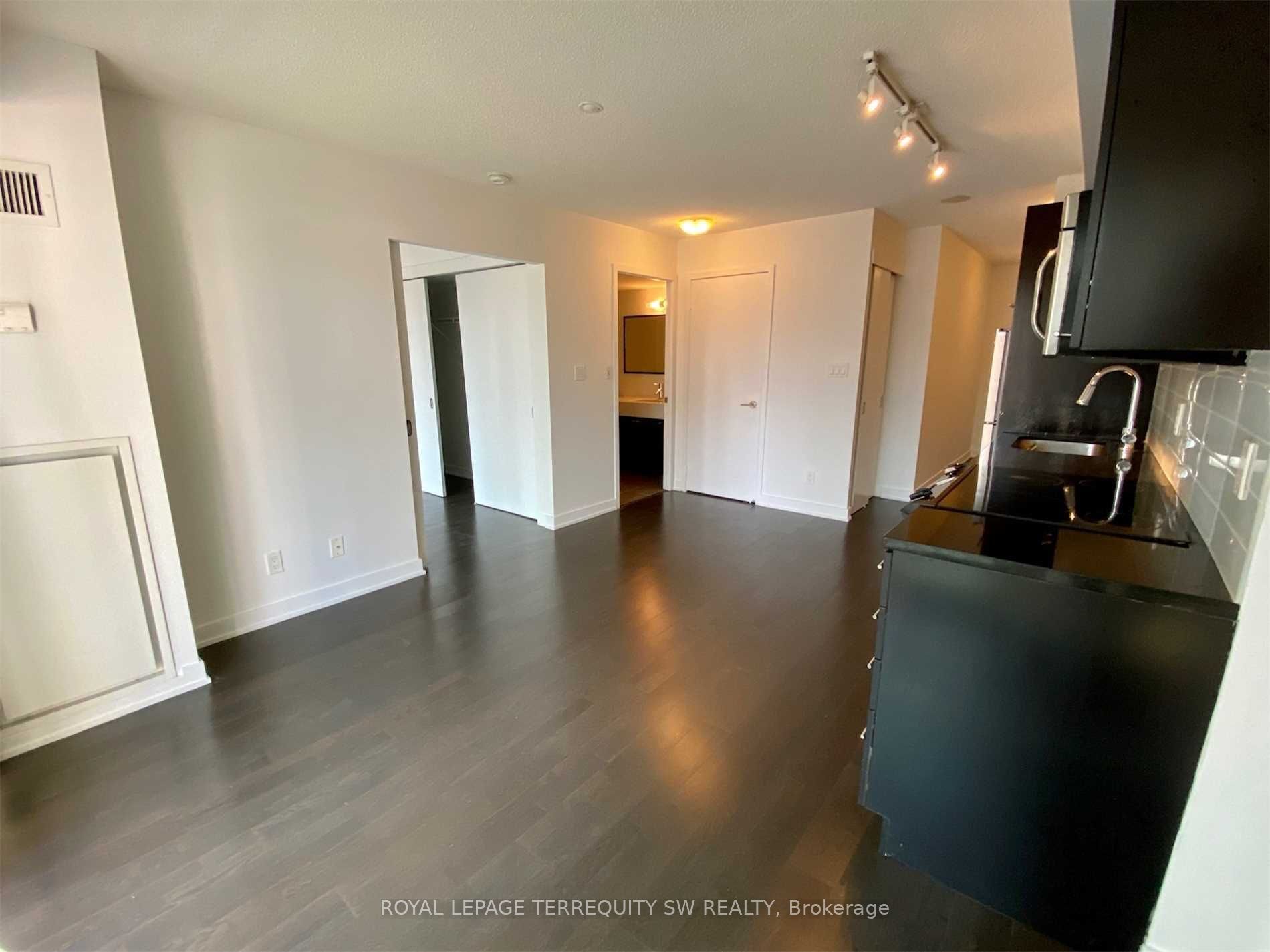 126 Simcoe Street 613, Toronto, ON M5H 4E6 photo 5