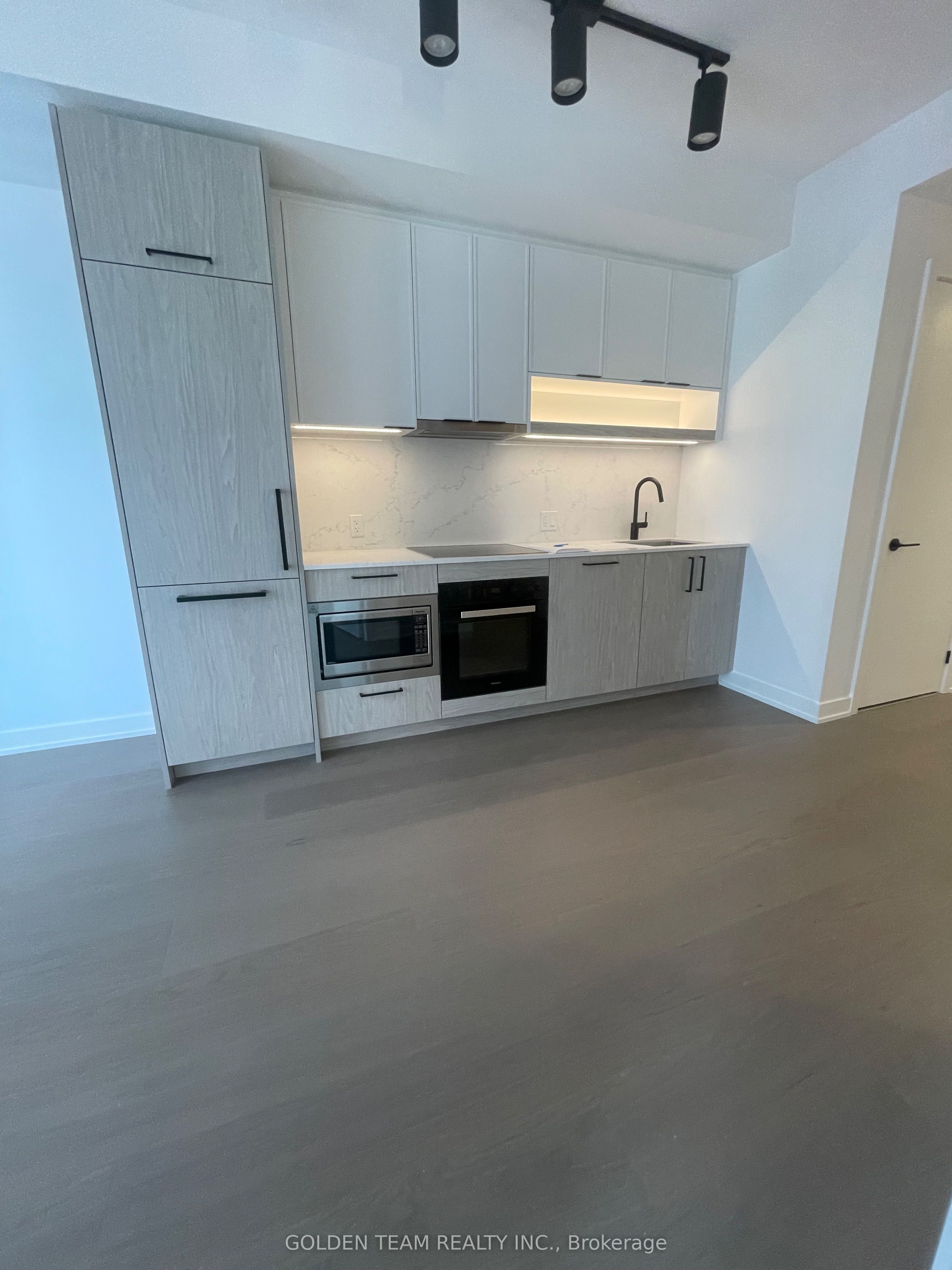 91 Montclair Avenue 1701, Toronto, ON M5P 0B1 photo 5