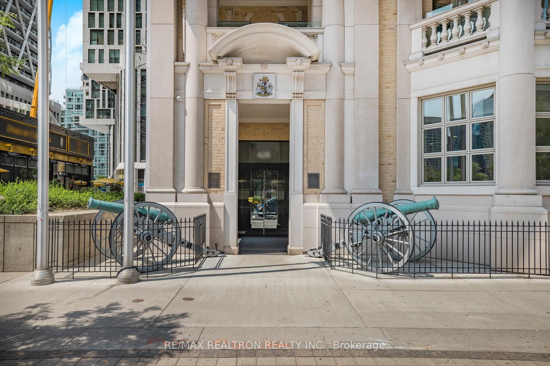 426 University Avenue 905, Toronto, ON M5G 1S9 photo 2