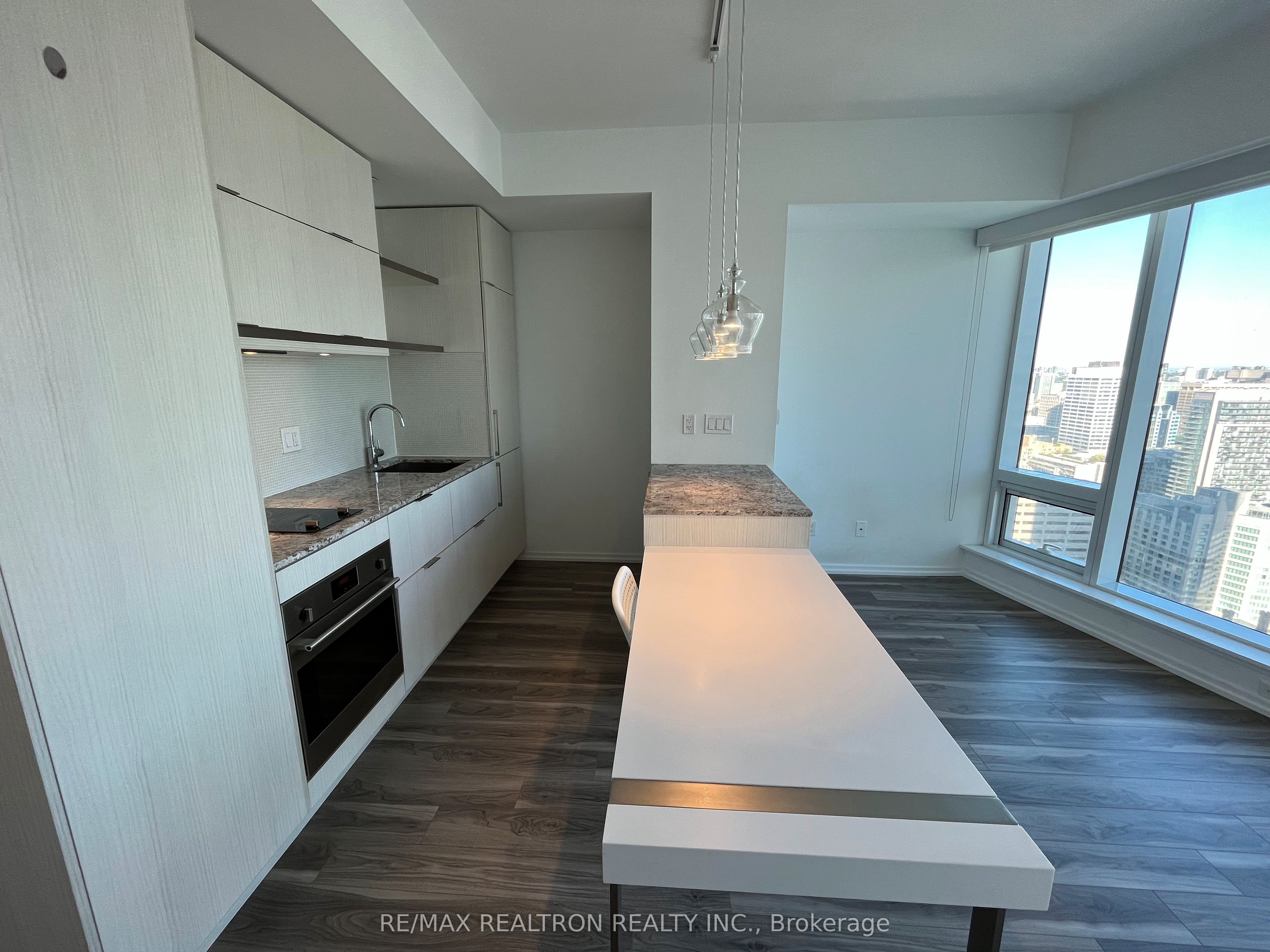 197 Yonge Street 3113, Toronto, ON M5B 0C1 photo 2