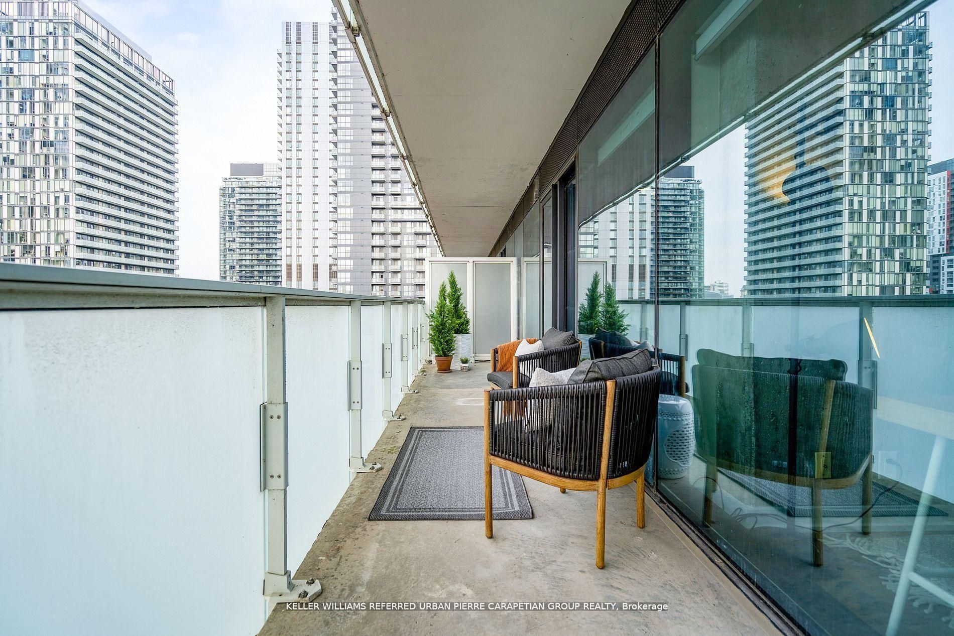 11 Charlotte Street 2004, Toronto, ON M5V 0M6 photo 4