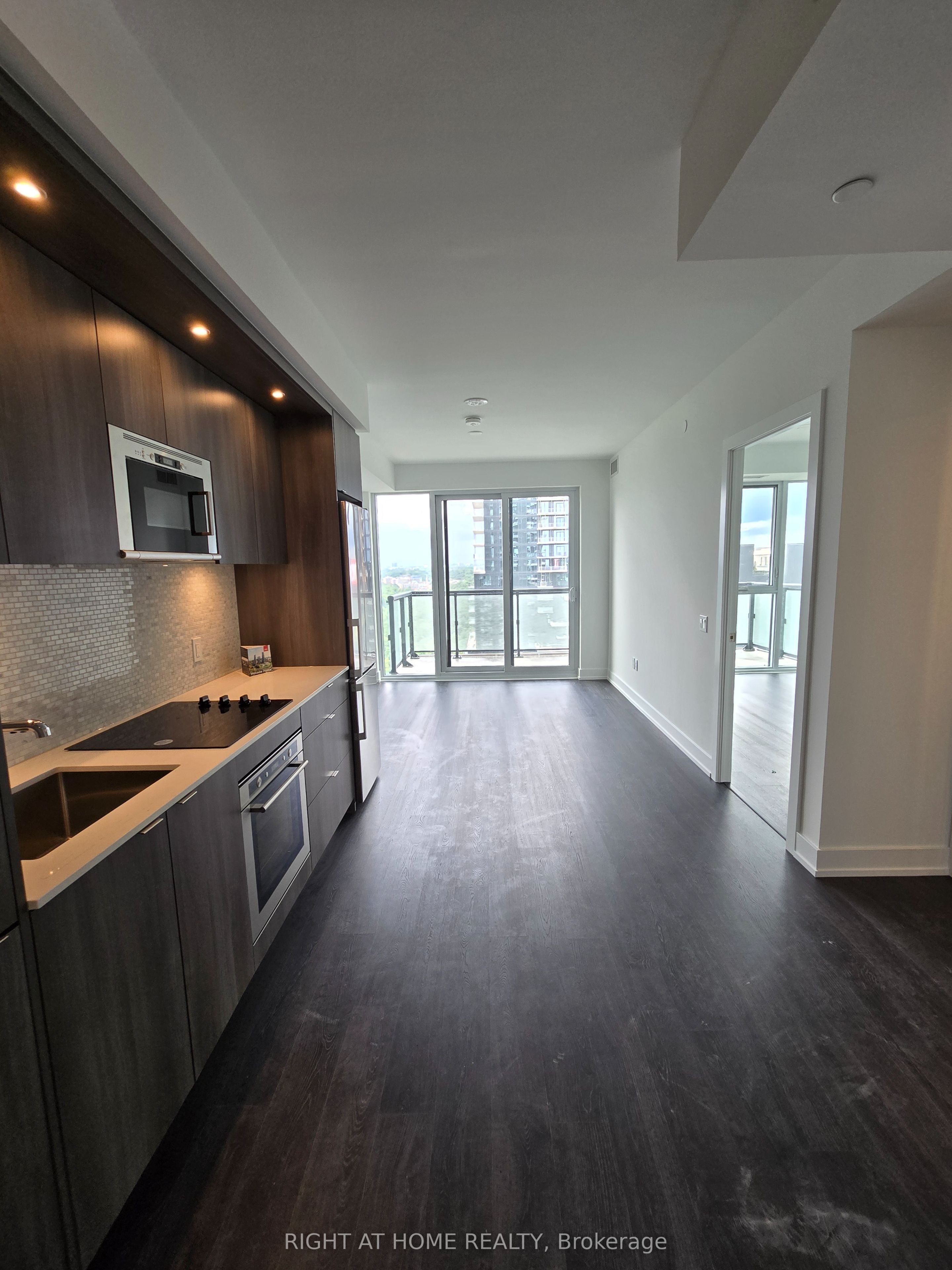 30 Inn on the Park Drive 3311, Toronto, ON M3C 0P7 photo 3