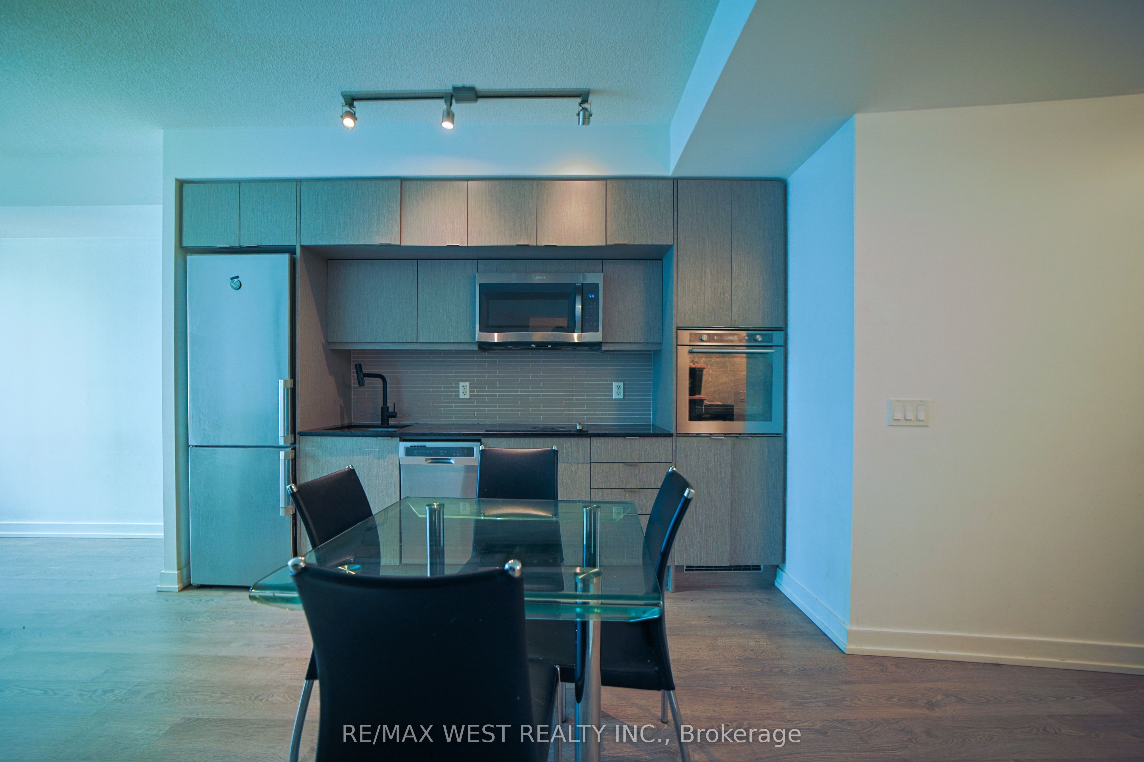 10 YORK Street 1101, Toronto, ON M5J 0E1 photo 4
