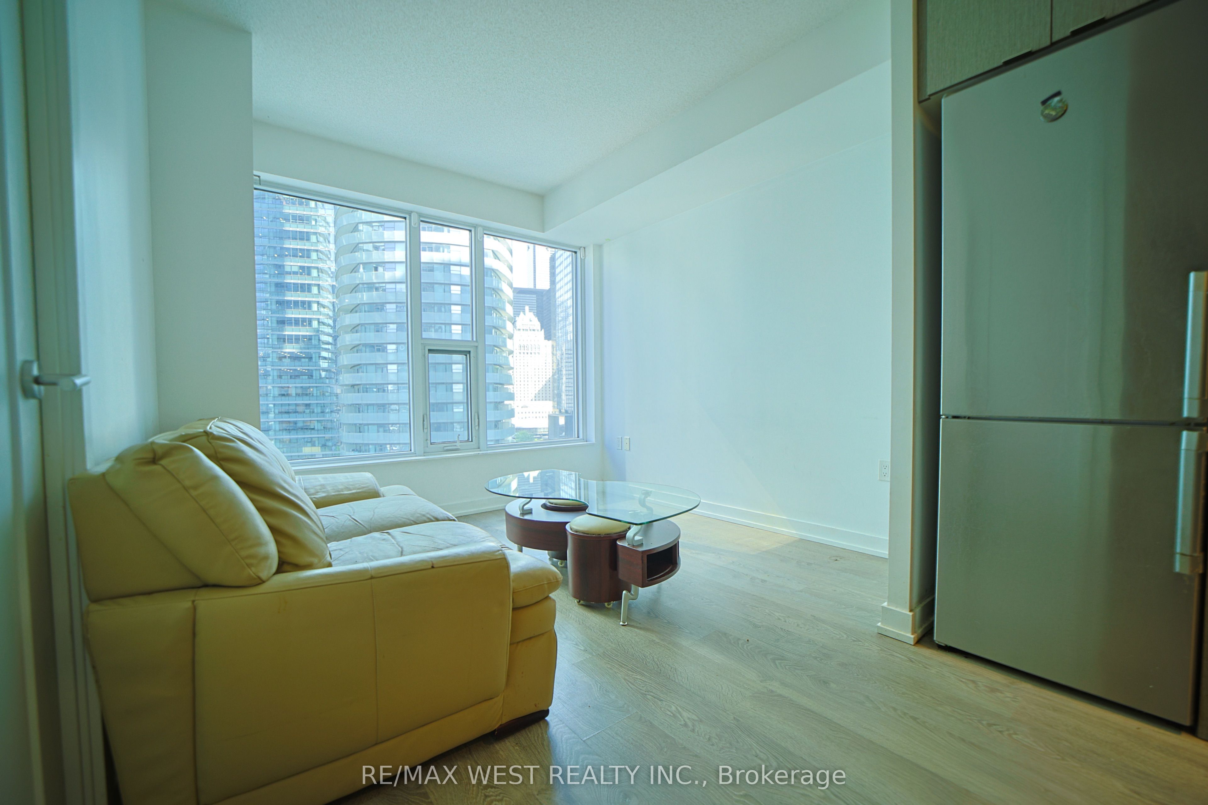 10 YORK Street 1101, Toronto, ON M5J 0E1 photo 5