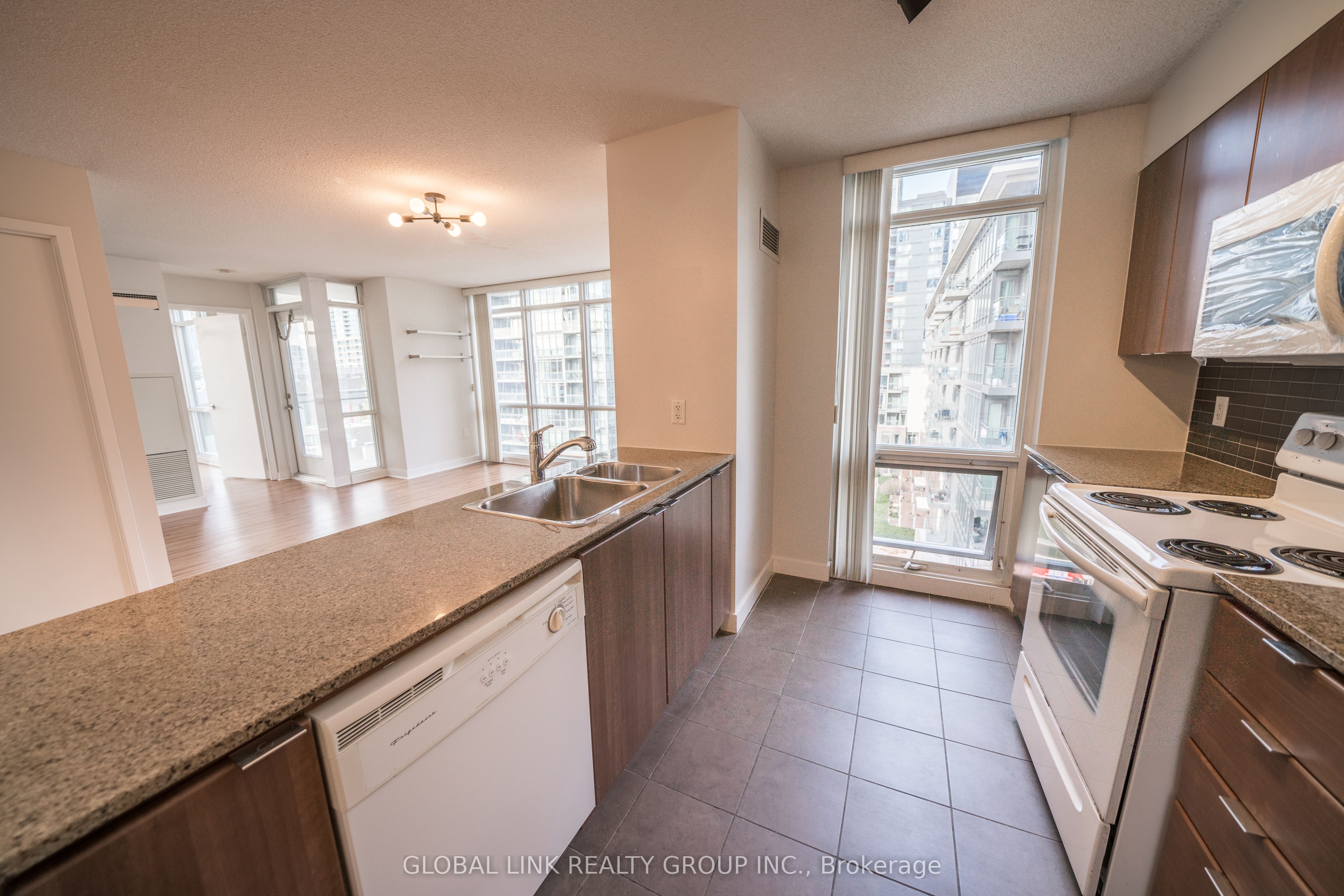 11 Brunel Court 703, Toronto, ON M5V 3Y3 photo 4