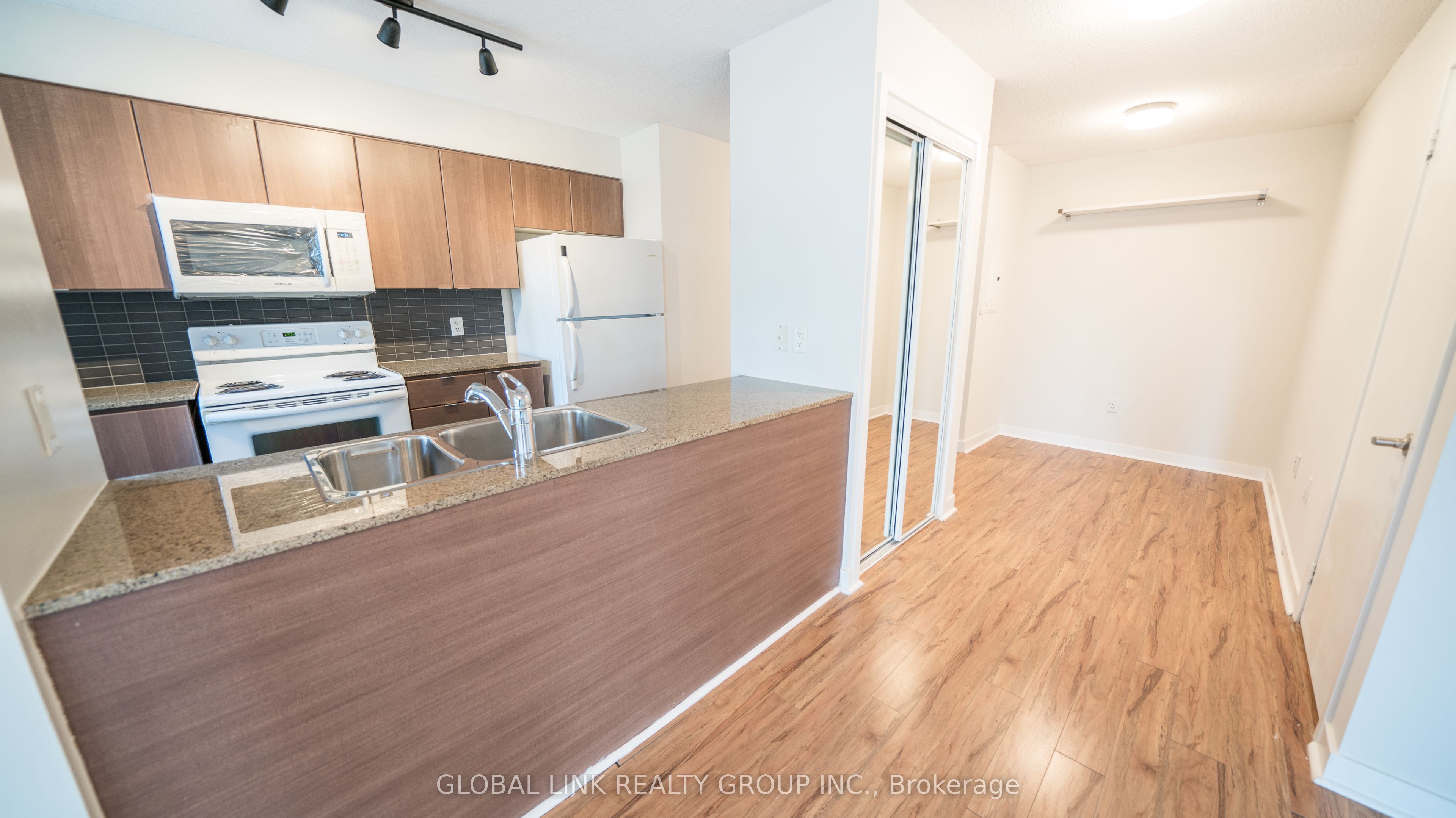 11 Brunel Court 703, Toronto, ON M5V 3Y3 photo 5