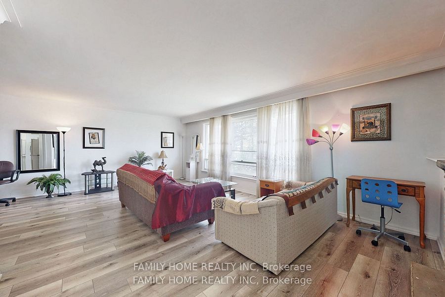 149 Steeles Avenue E, Toronto, ON M2M 3Y5 photo 3