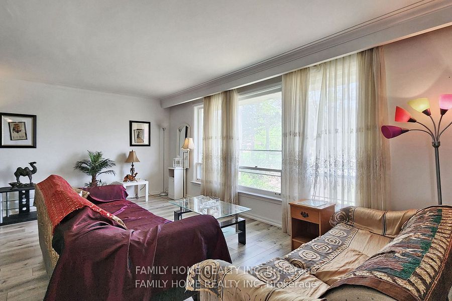 149 Steeles Avenue E, Toronto, ON M2M 3Y5 photo 4