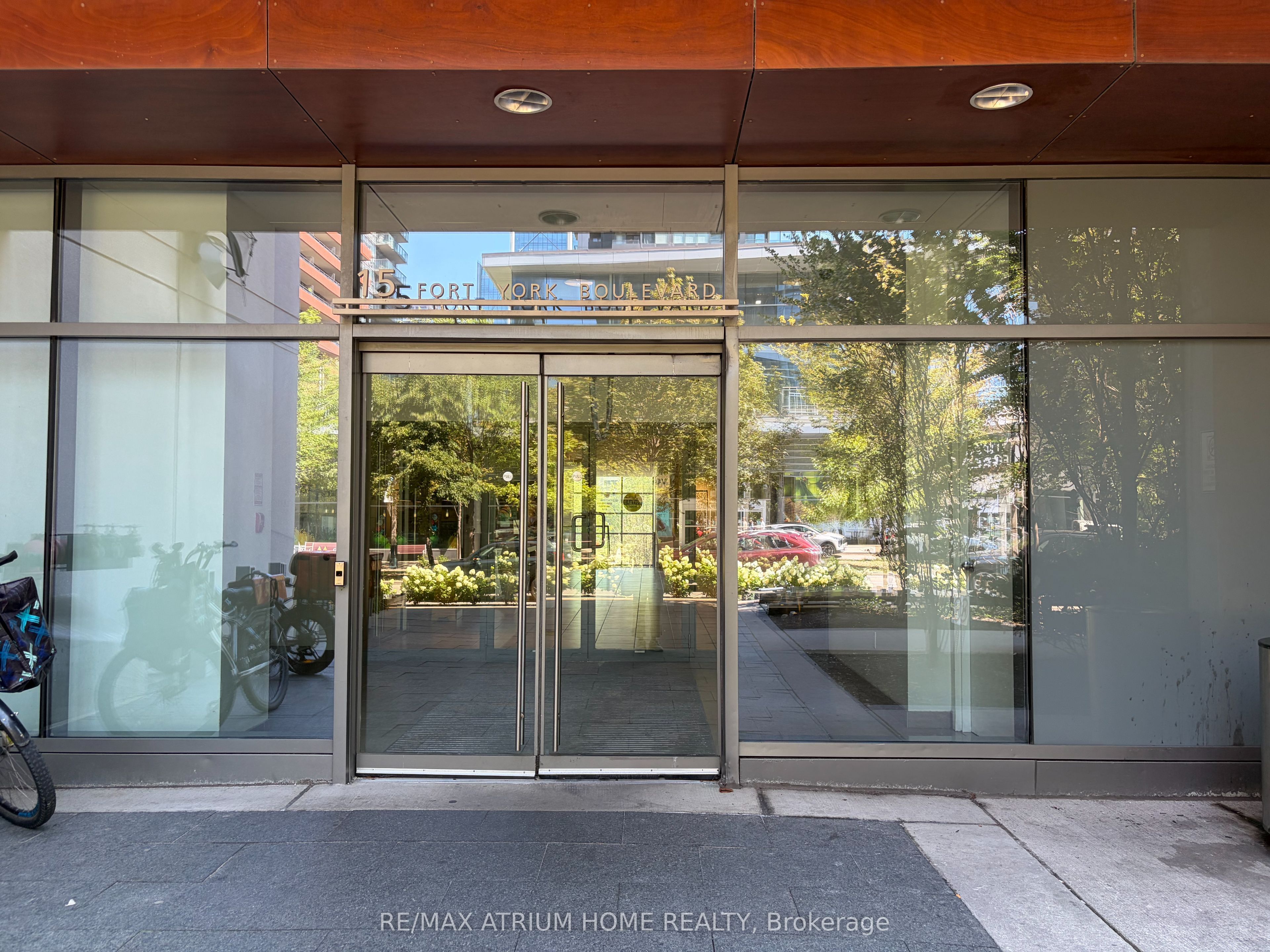 15 Fort York Boulevard #609, Toronto, ON M5V 3Y4 photo 2