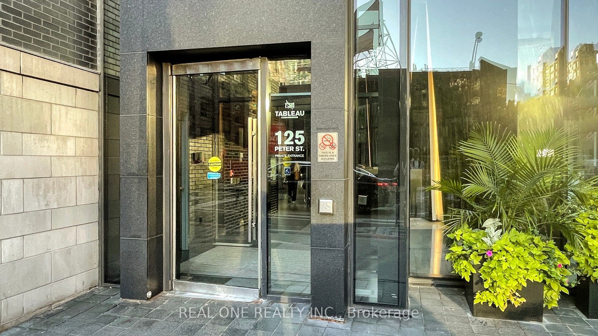 125 Peter Street 3409, Toronto, ON M5V 2G9 photo 2