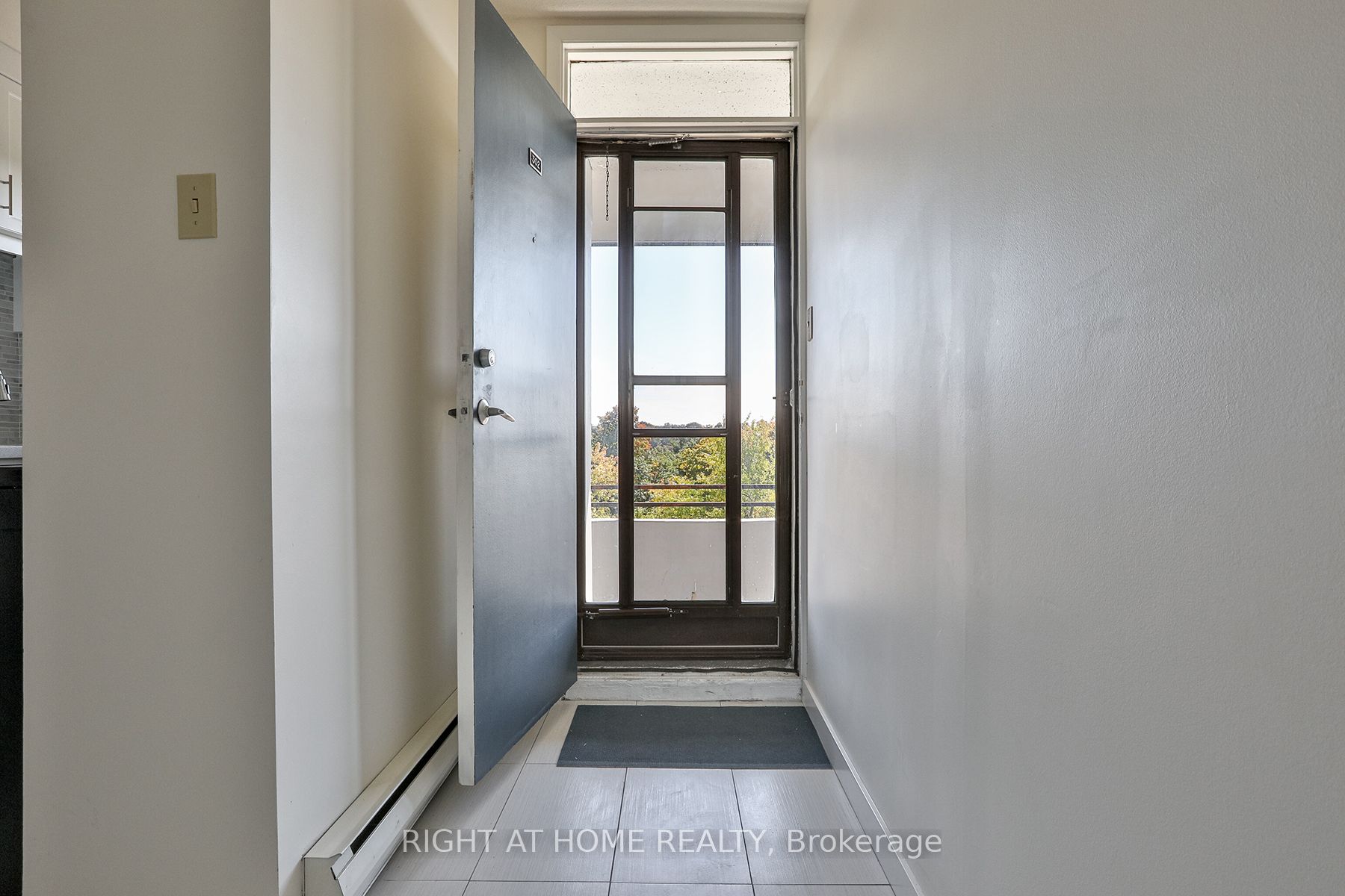 35 Sunny Glenway 302, Toronto, ON M3C 2Z5 photo 2