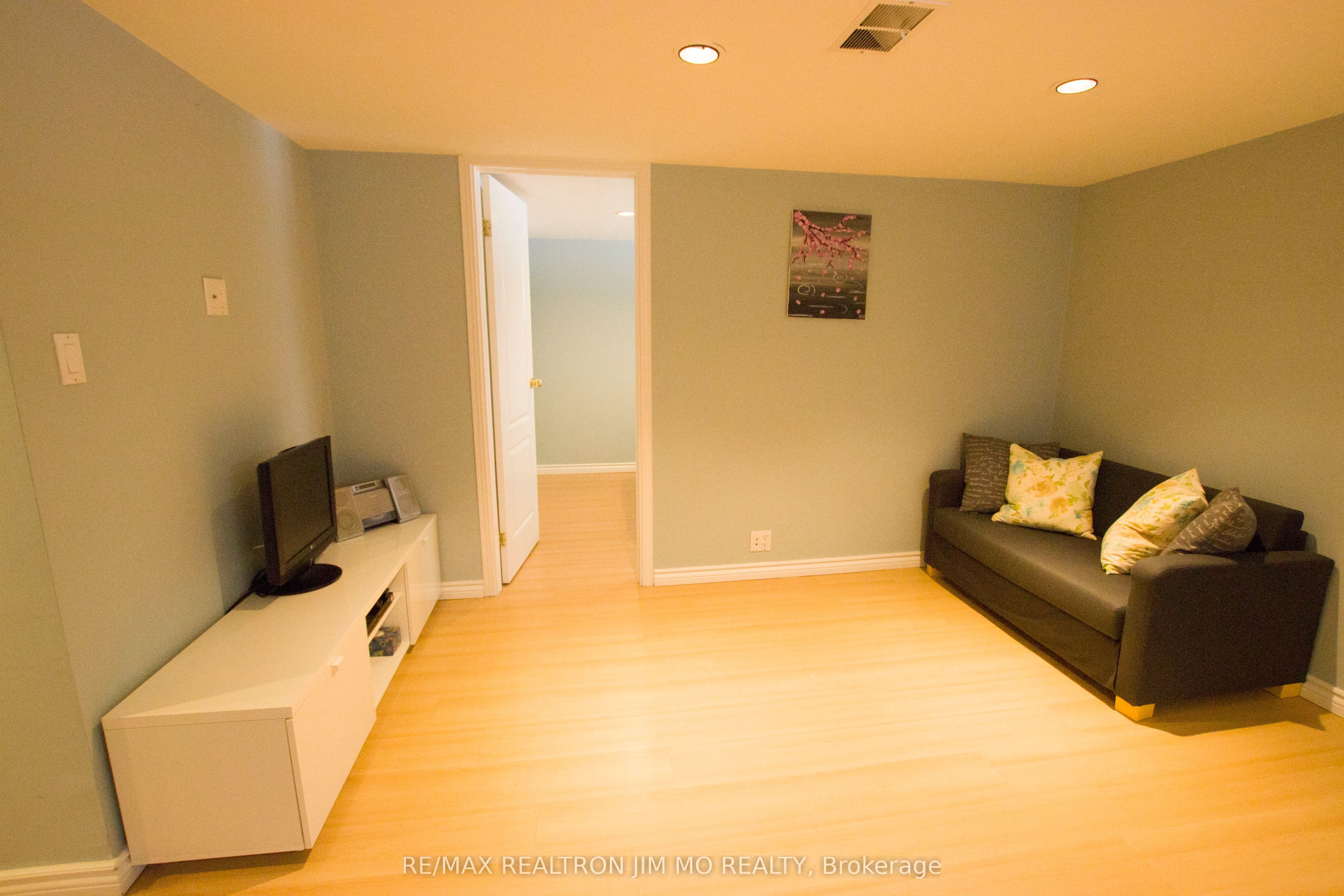 192 Maxome Avenue, Toronto, ON M2M 3L2 photo 3