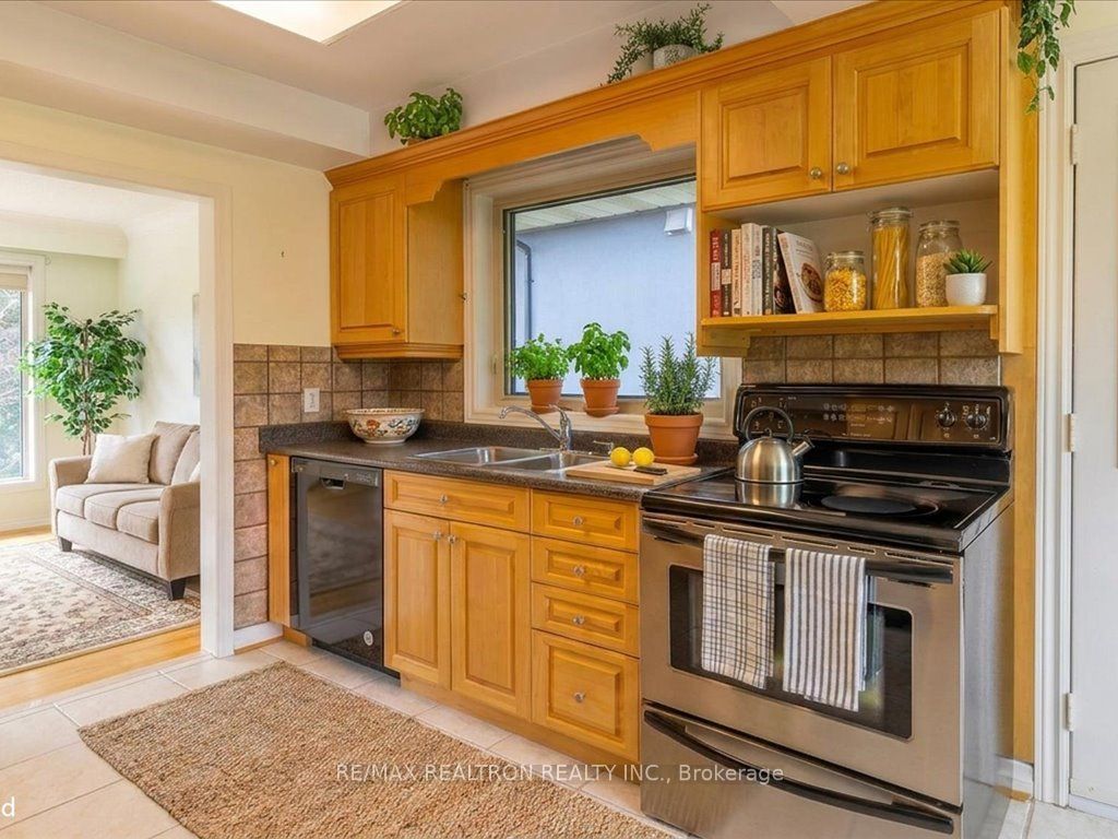 7 Anewen Drive, Toronto, ON M4A 1R9 photo 5