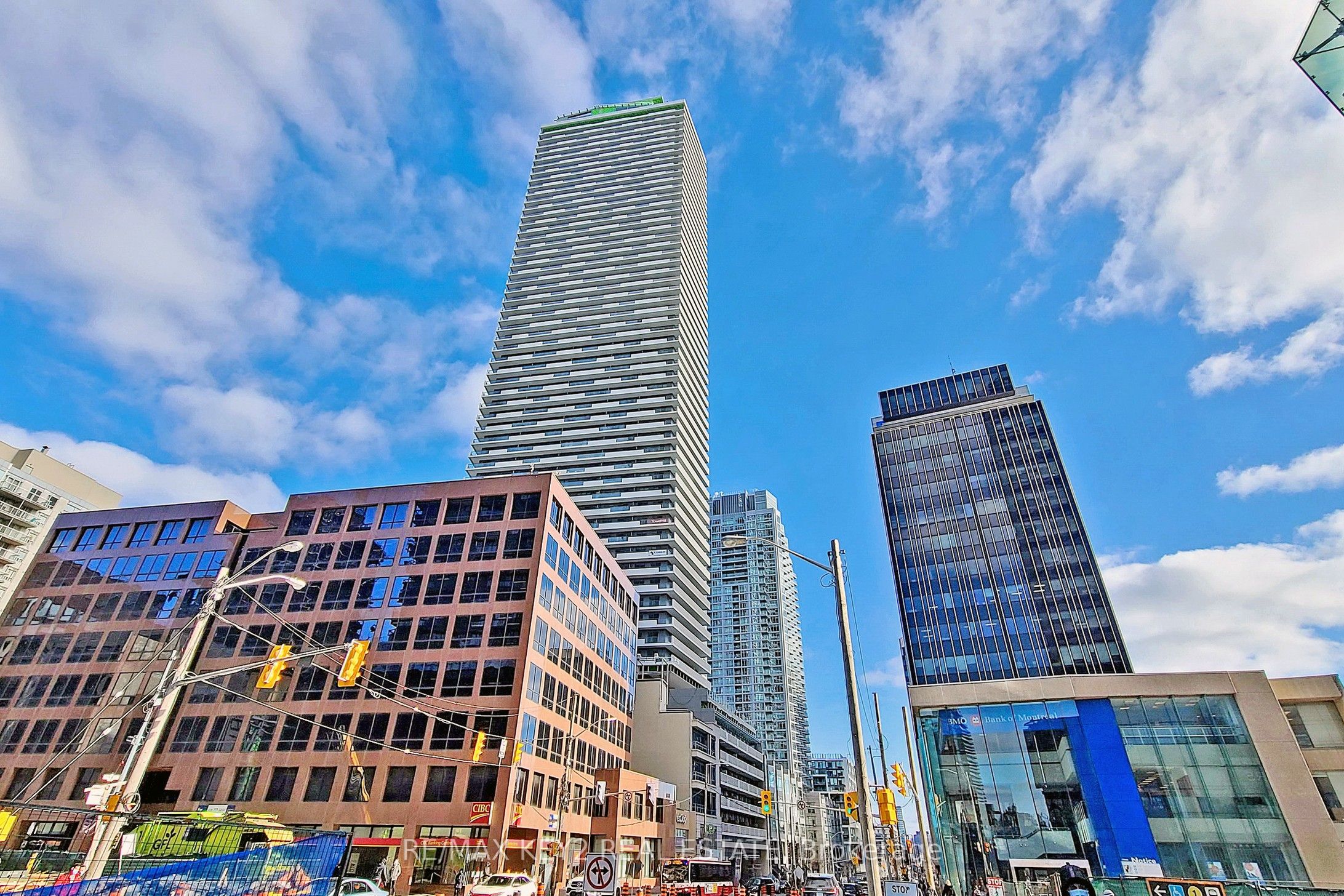 2221 Yonge Street 4210, Toronto, ON M4S 0B8