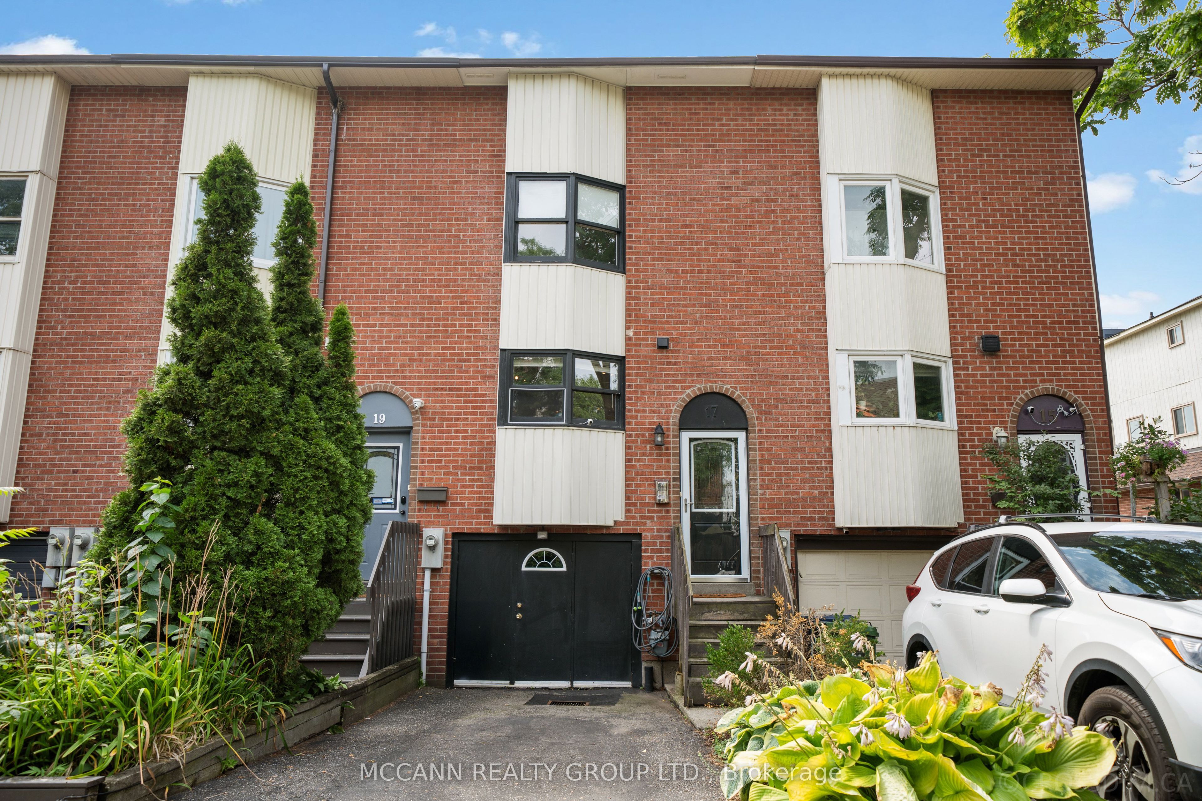 17 Sydenham Street, Toronto, ON M5A 4H4 photo 2