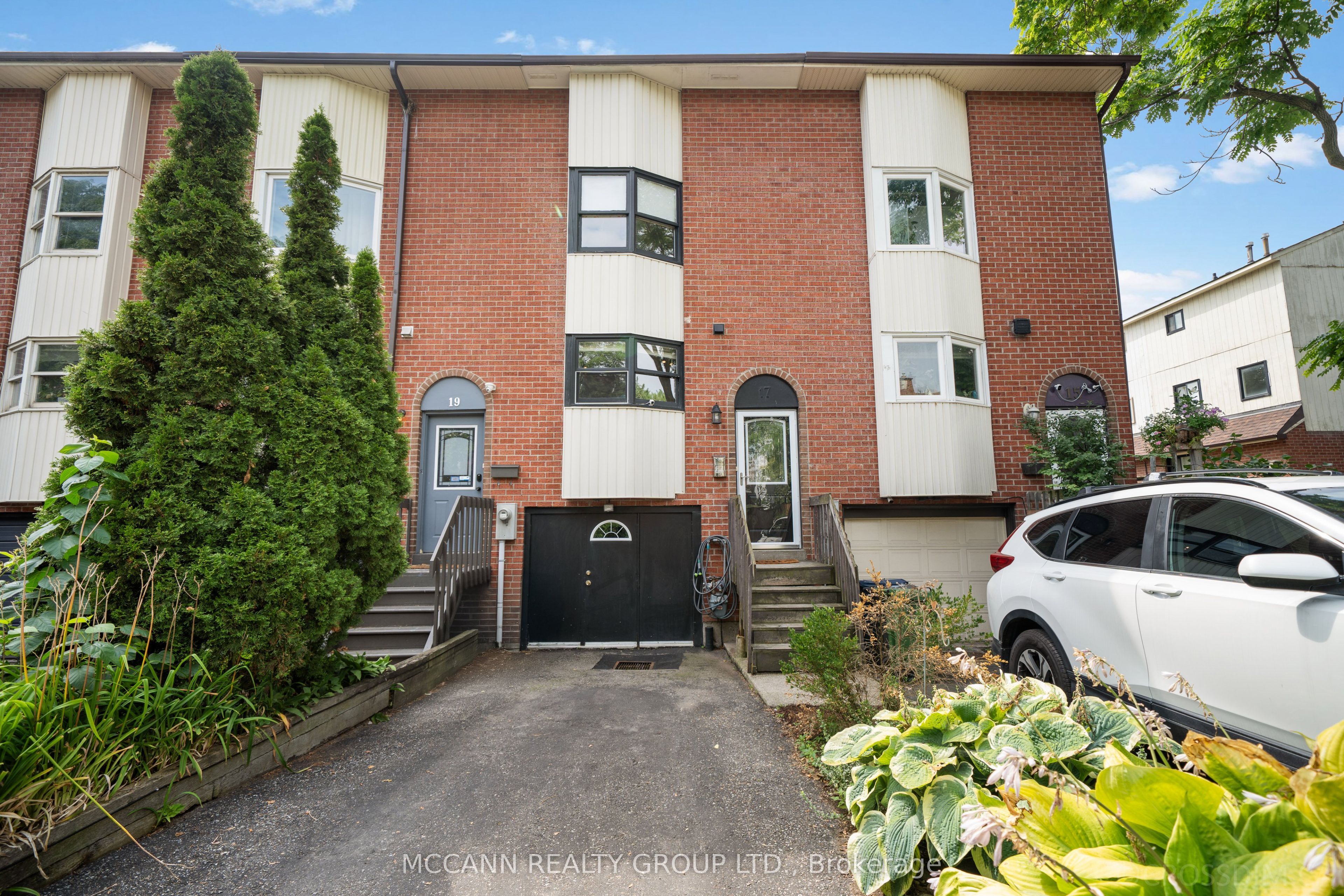 17 Sydenham Street, Toronto, ON M5A 4H4 photo 3