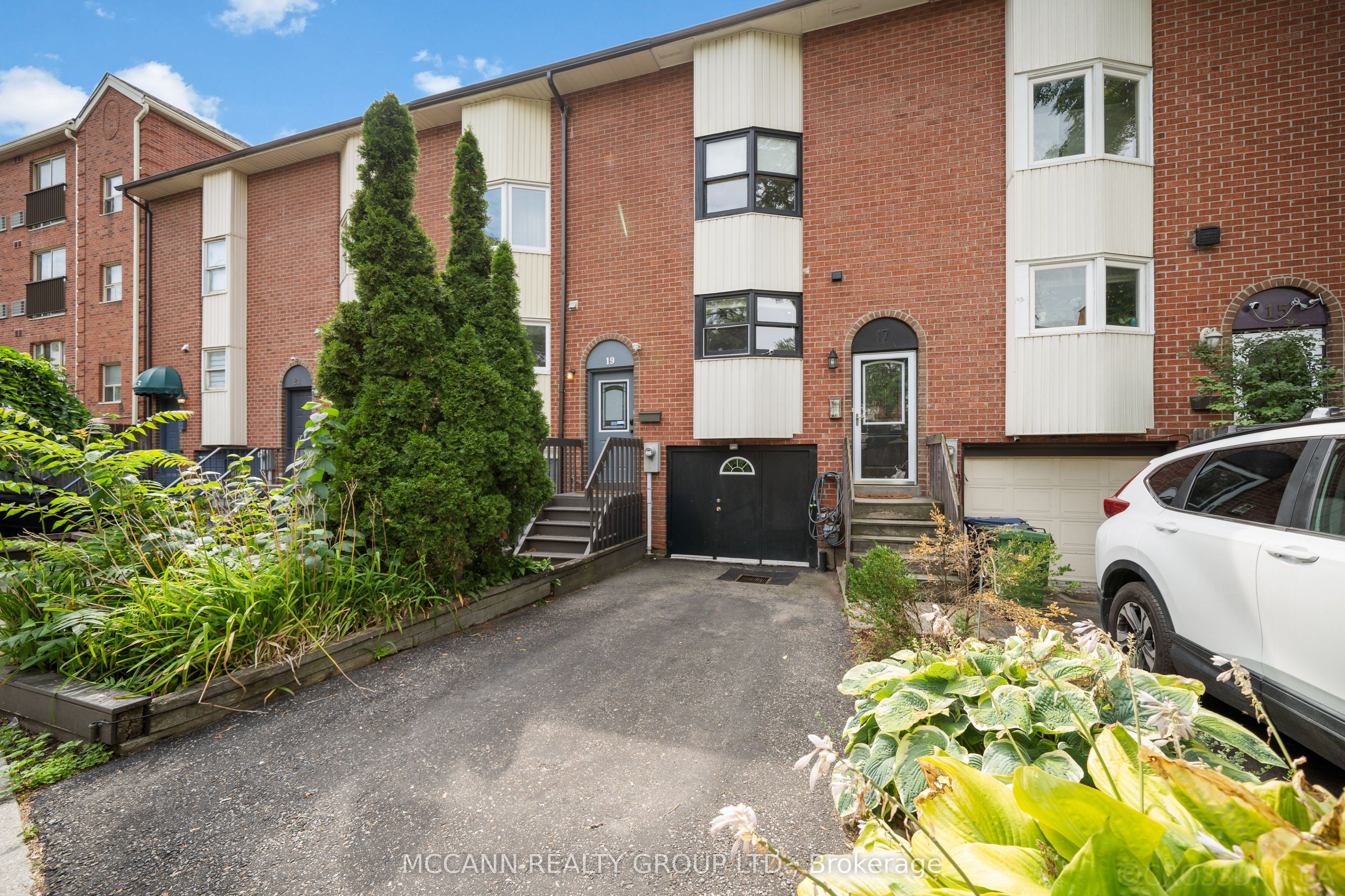 17 Sydenham Street, Toronto, ON M5A 4H4 photo 4