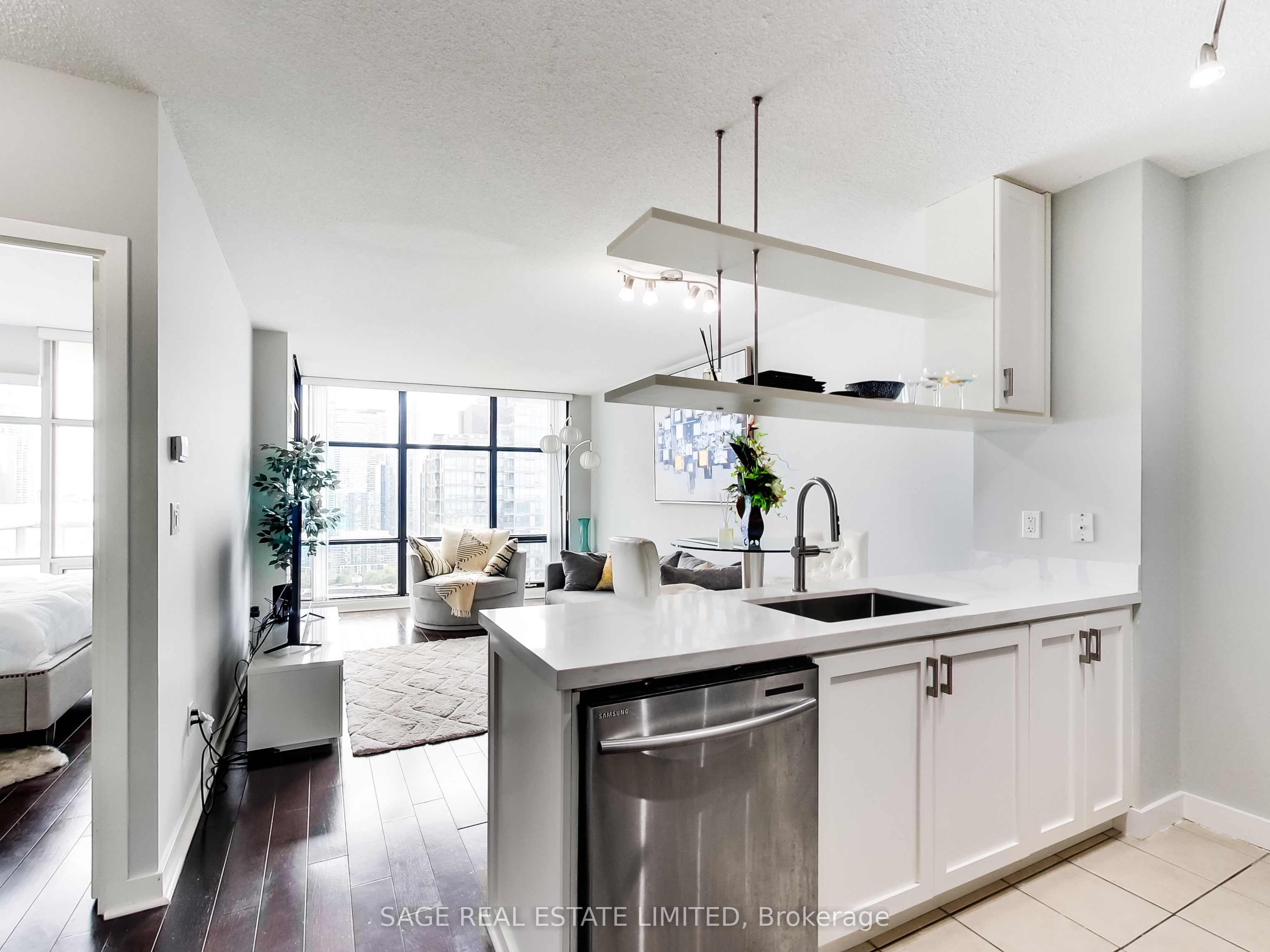 35 Mariner Terrace 3707, Toronto, ON M5V 3V9 photo 3