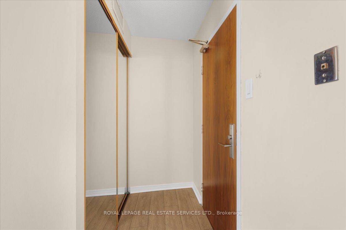 914 Yonge Street 1214, Toronto, ON M4W 3C8 photo 4