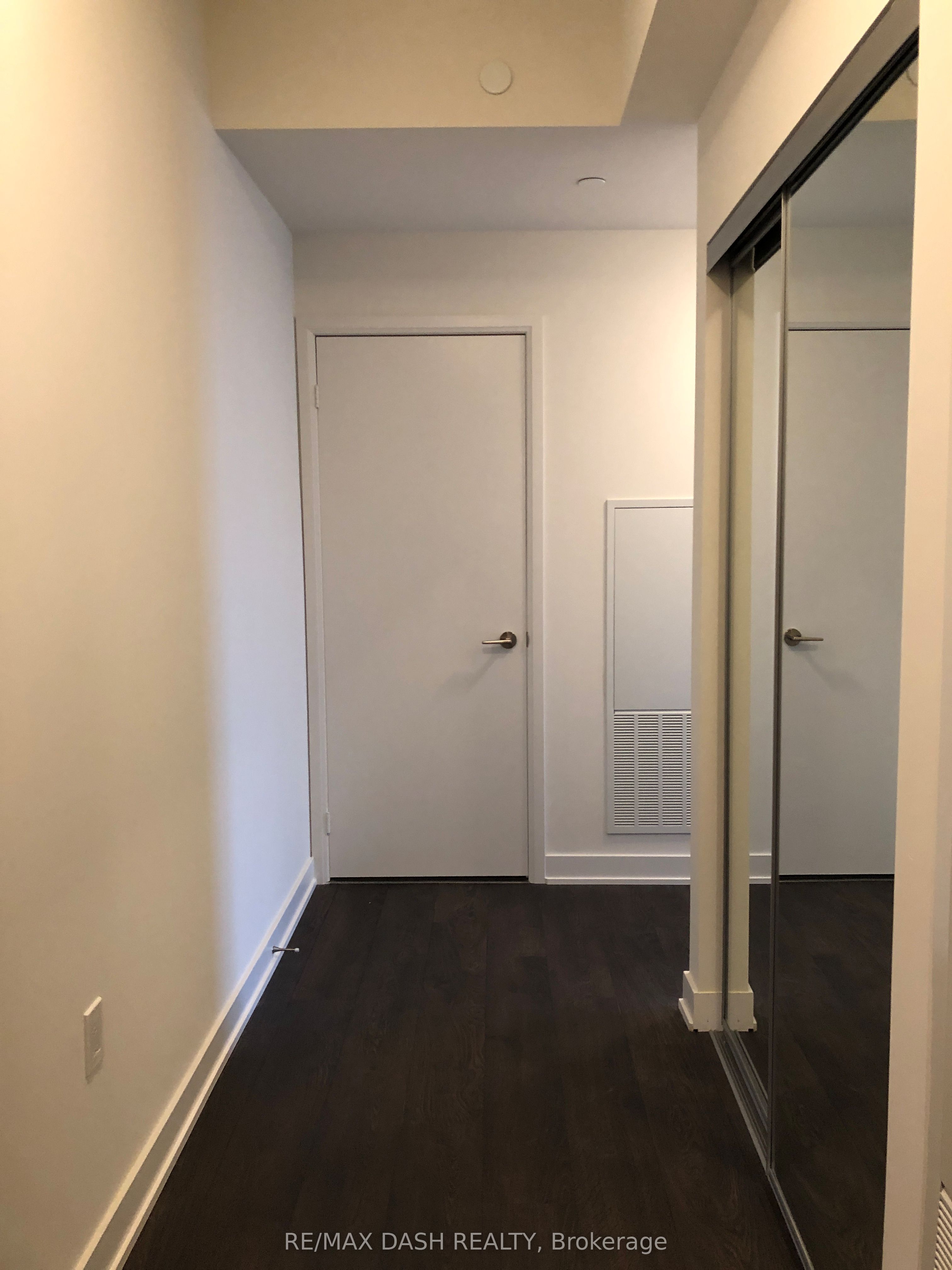 27 Bathurst Street 1504W, Toronto, ON M5V 2P1 photo 2