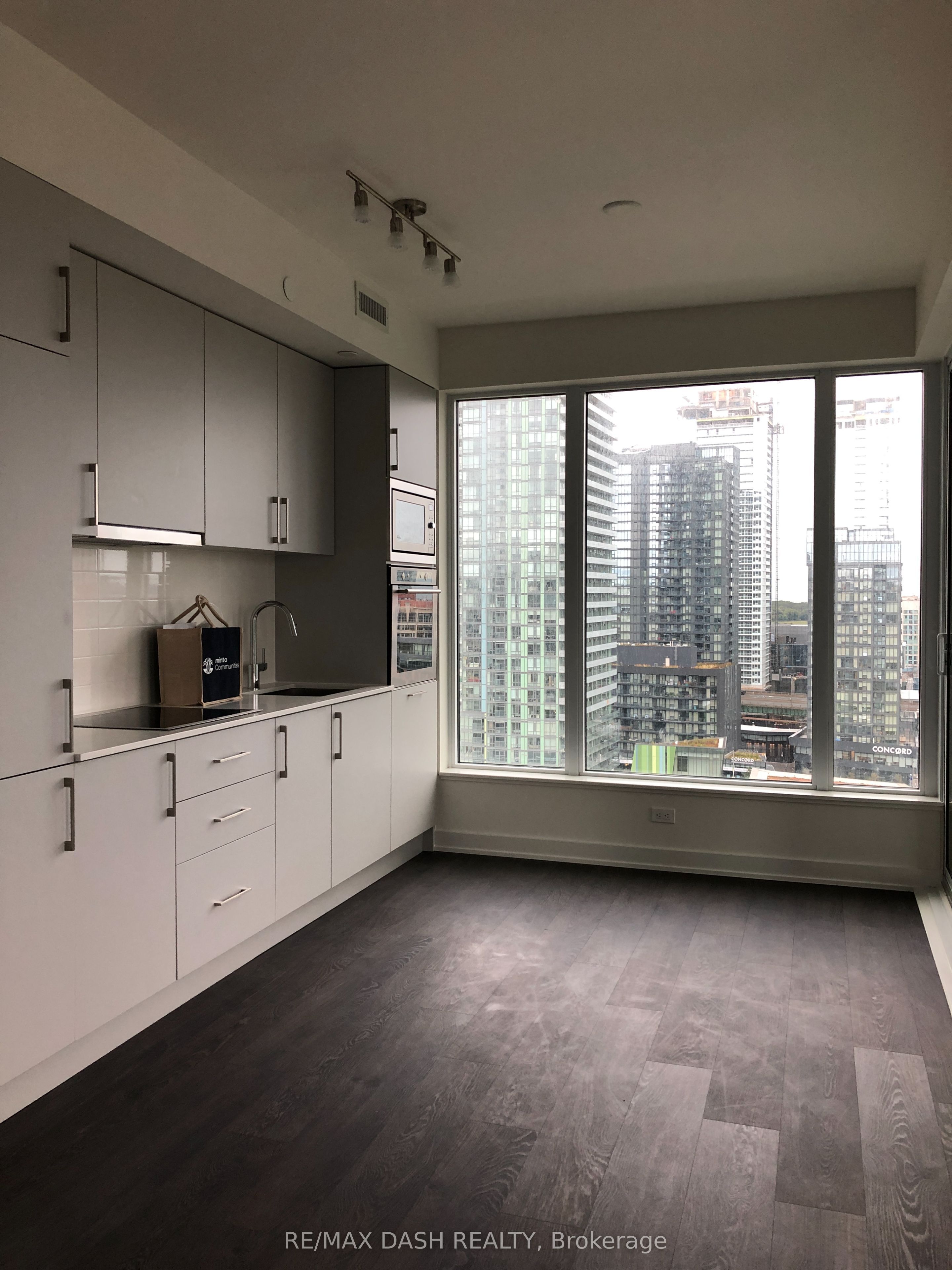 27 Bathurst Street 1504W, Toronto, ON M5V 2P1 photo 3