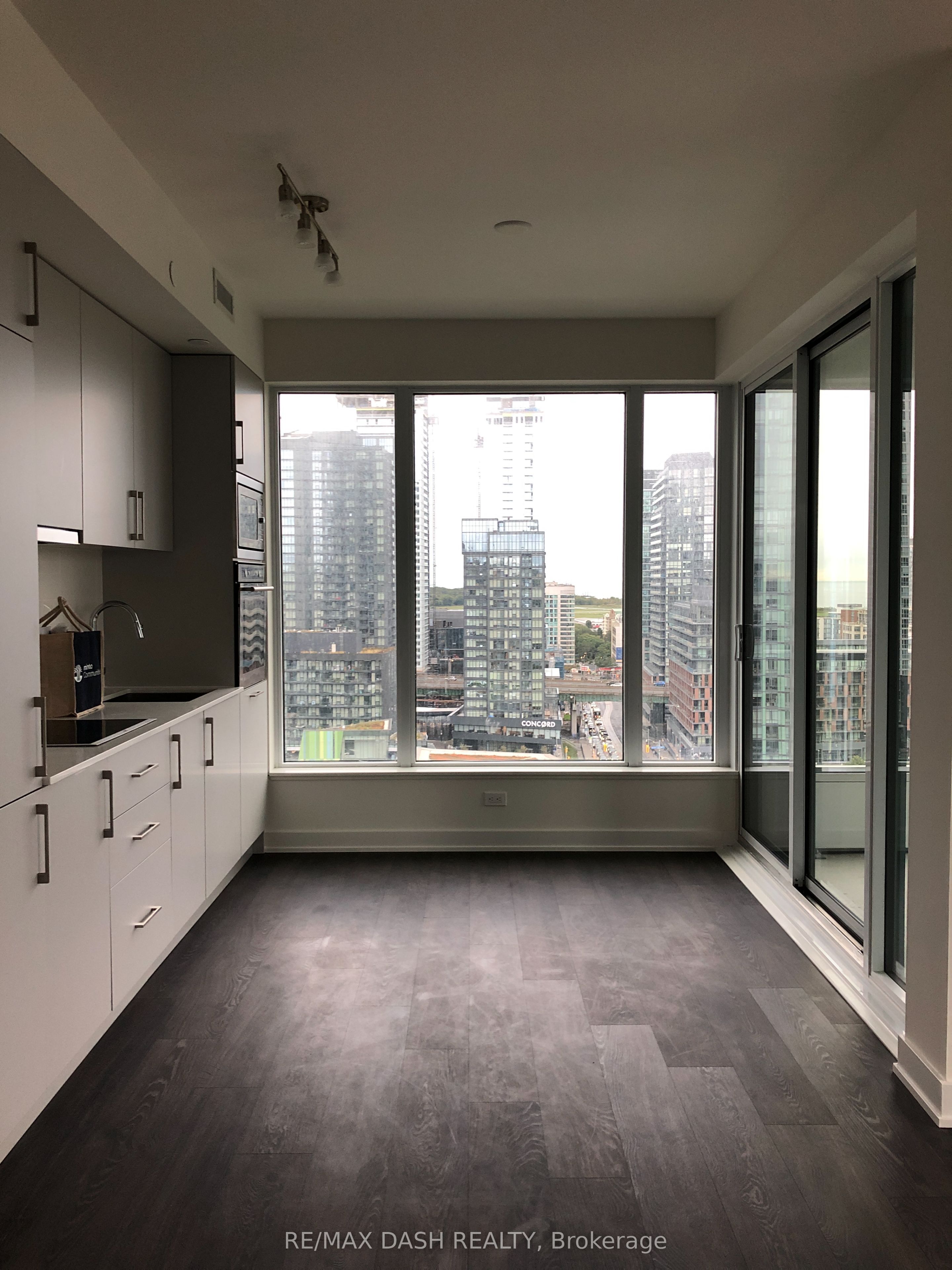 27 Bathurst Street 1504W, Toronto, ON M5V 2P1 photo 4