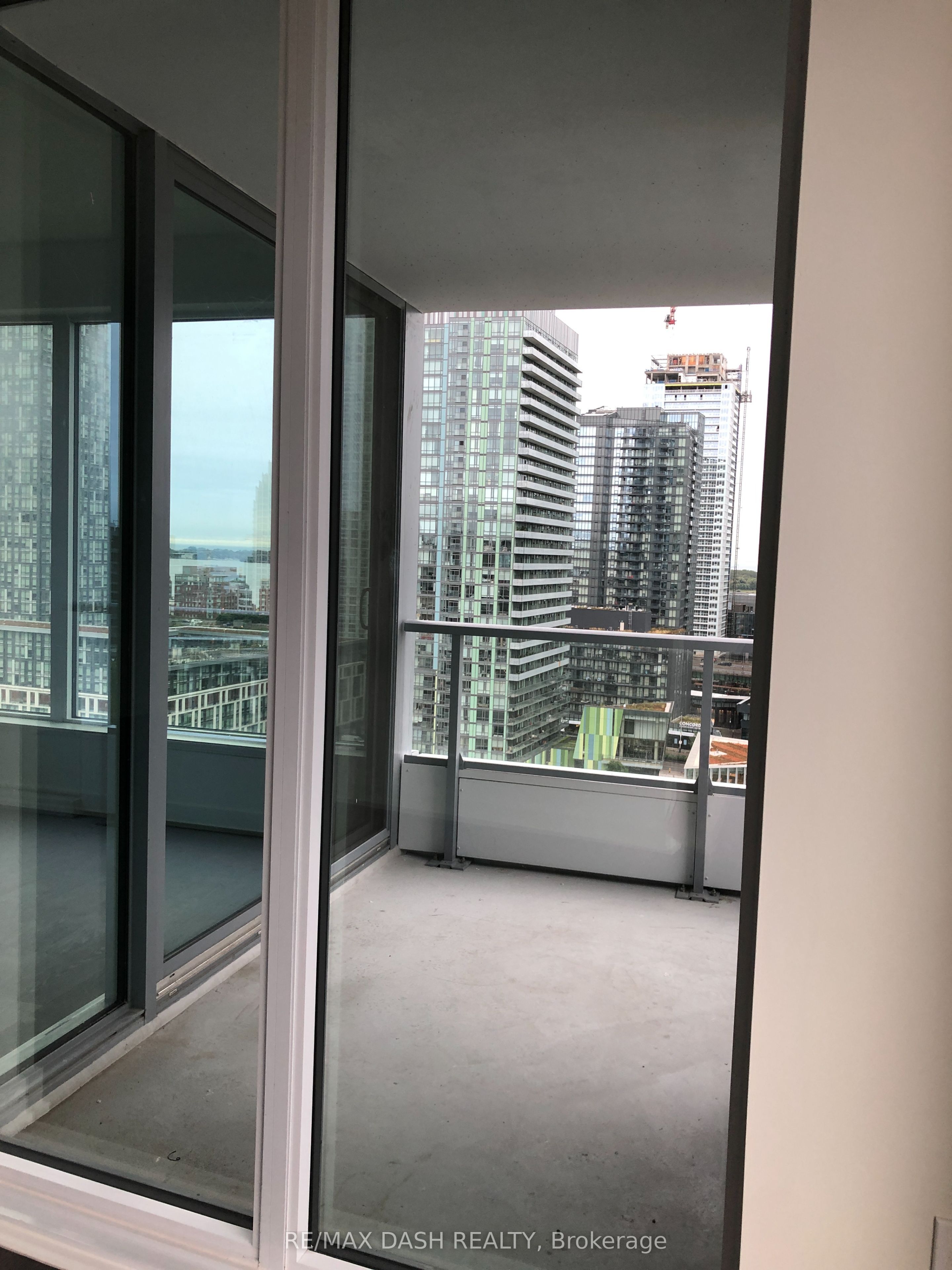 27 Bathurst Street 1504W, Toronto, ON M5V 2P1 photo 5