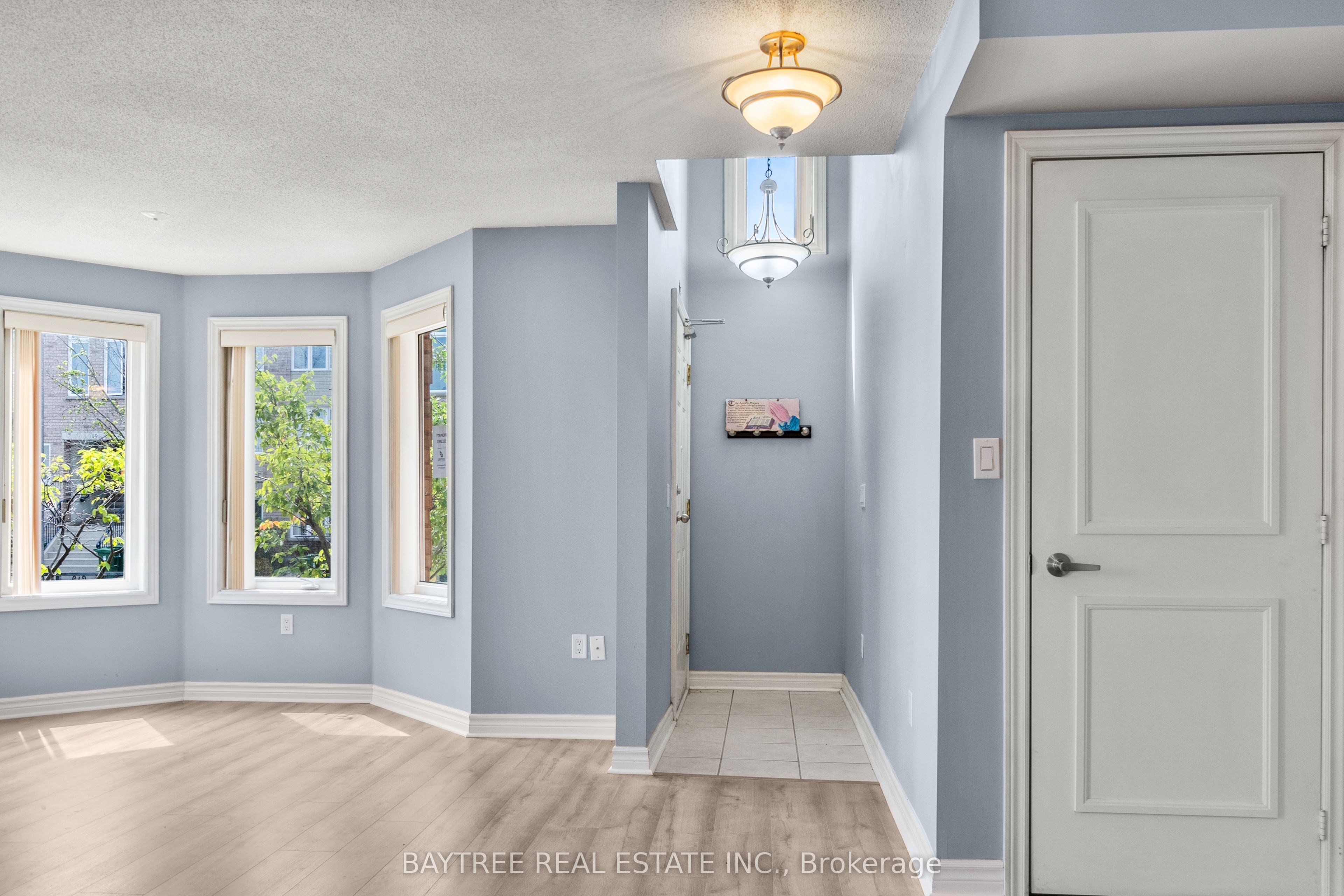 80 Aerodrome Crescent 102, Toronto, ON M4G 4J1 photo 2