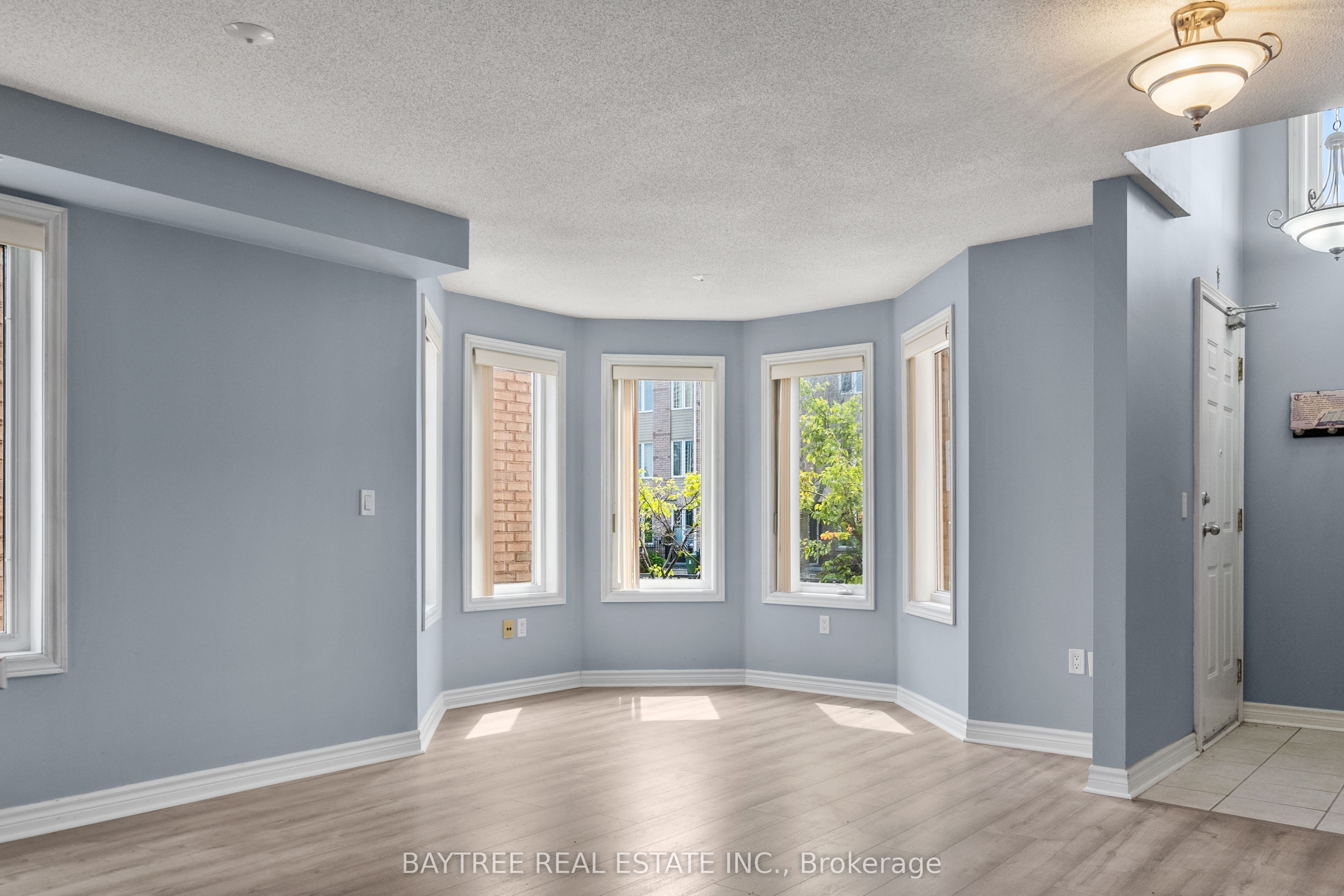 80 Aerodrome Crescent 102, Toronto, ON M4G 4J1 photo 3