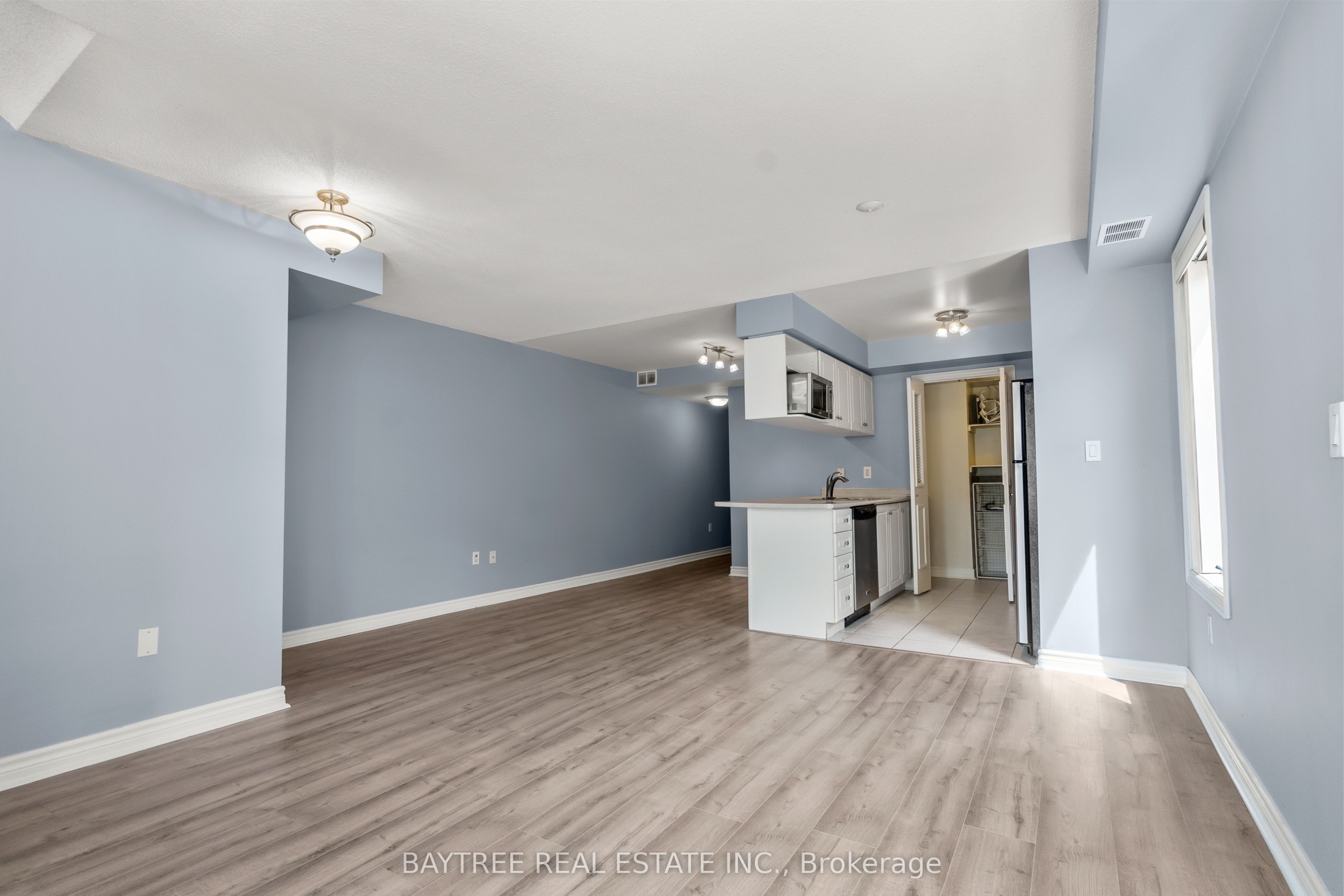 80 Aerodrome Crescent 102, Toronto, ON M4G 4J1 photo 4
