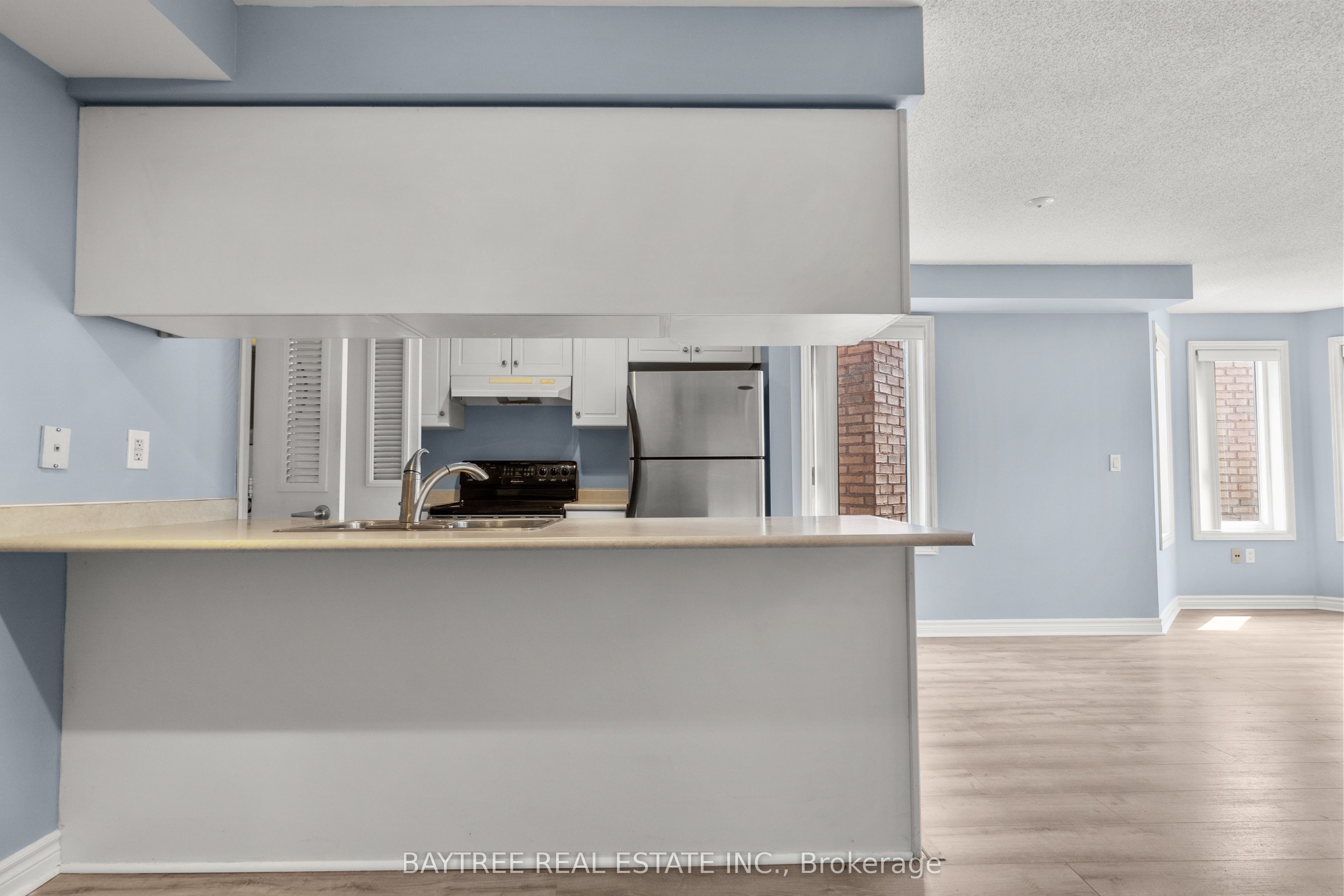 80 Aerodrome Crescent 102, Toronto, ON M4G 4J1 photo 5