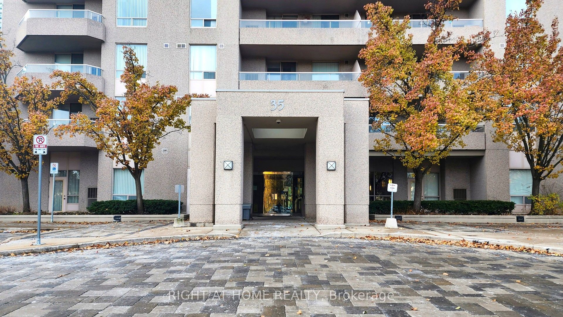 35 Empress Avenue 207, Toronto, ON M2N 6T3