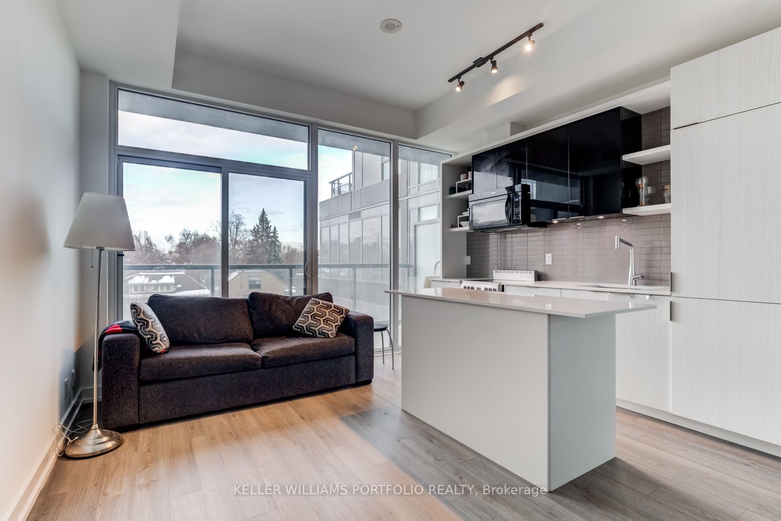 6 Parkwood Avenue 516, Toronto, ON M4V 0A3 photo 4