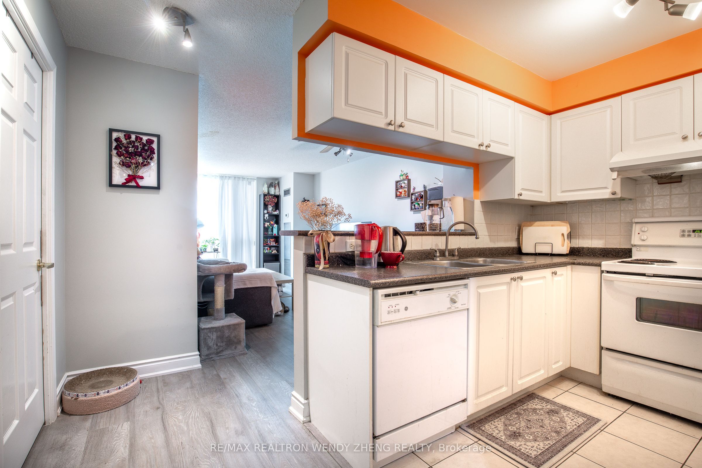 28 Olive Avenue 208, Toronto, ON M2N 7E6 photo 3