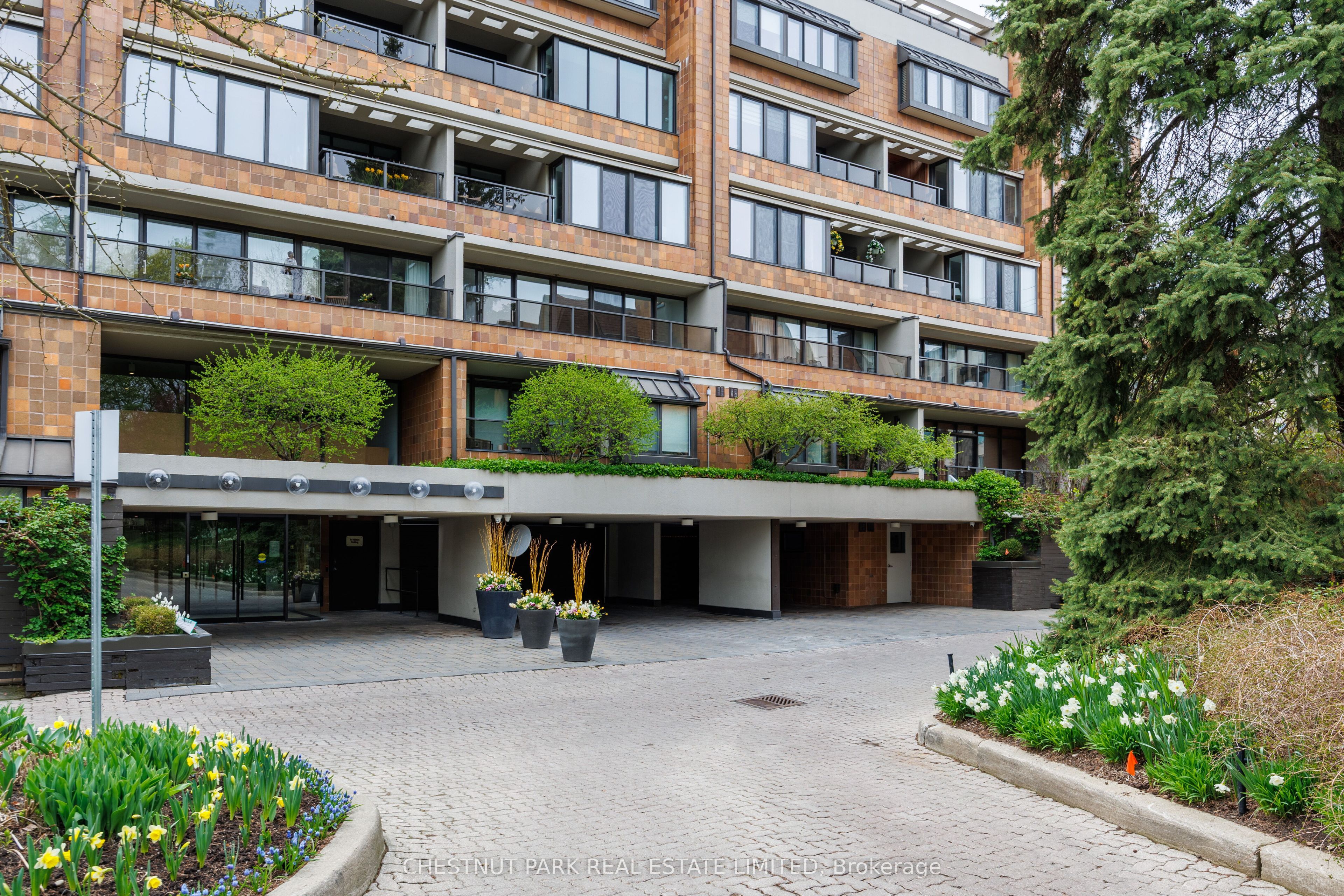 40 Oaklands Avenue 203, Toronto, ON M4V 2Z3