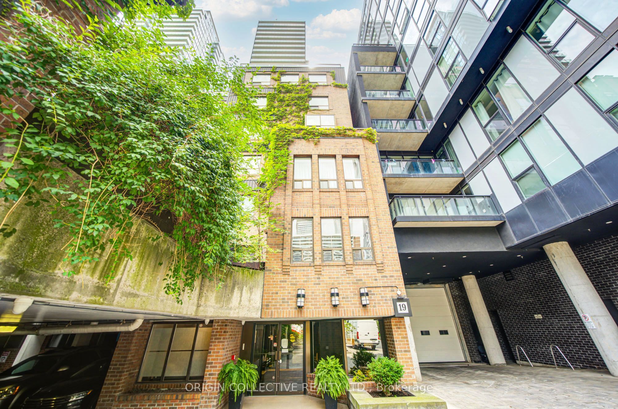 19 Dundonald Street 305, Toronto, ON M4Y 1K3