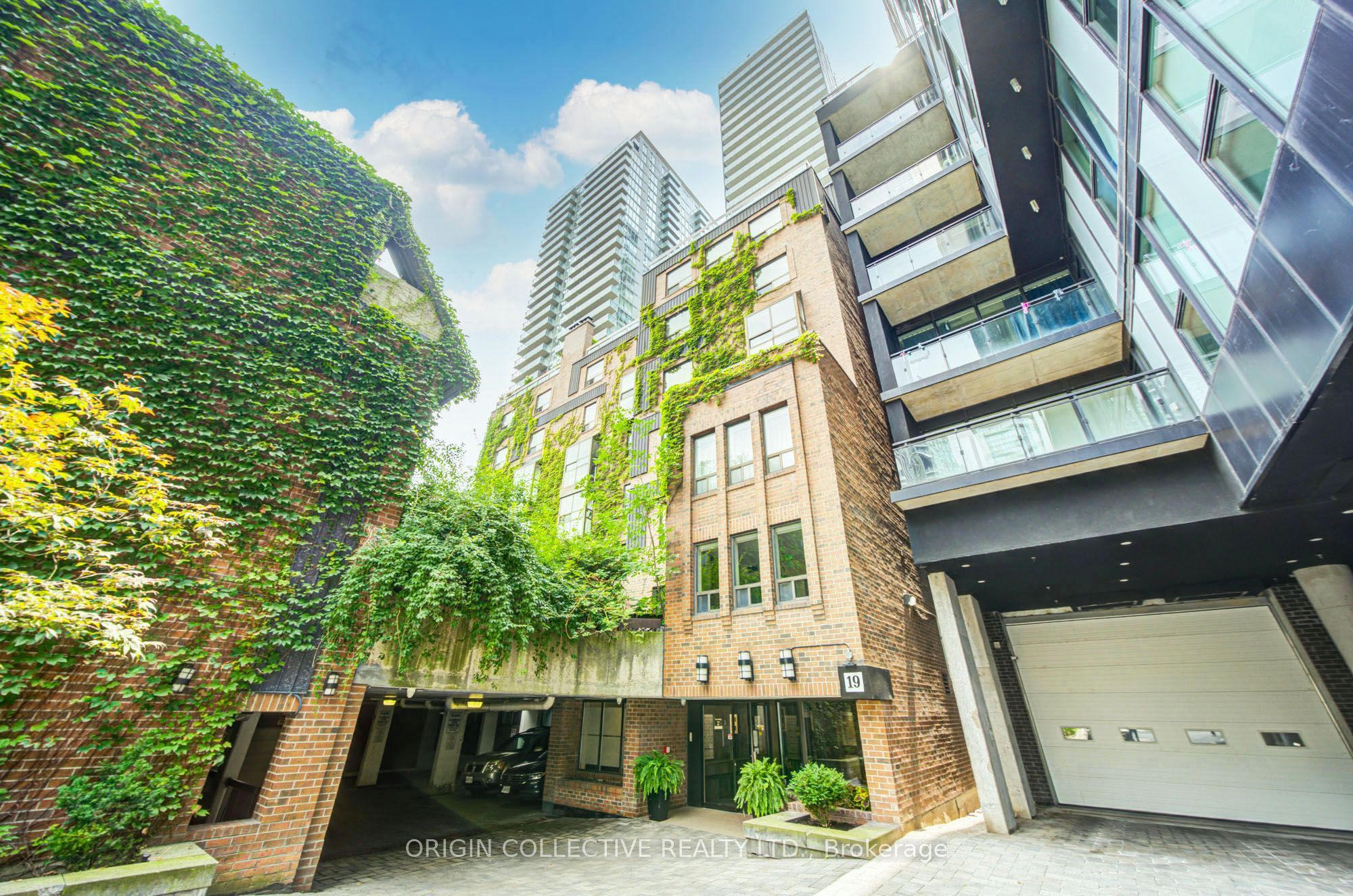 19 Dundonald Street 305, Toronto, ON M4Y 1K3 photo 2