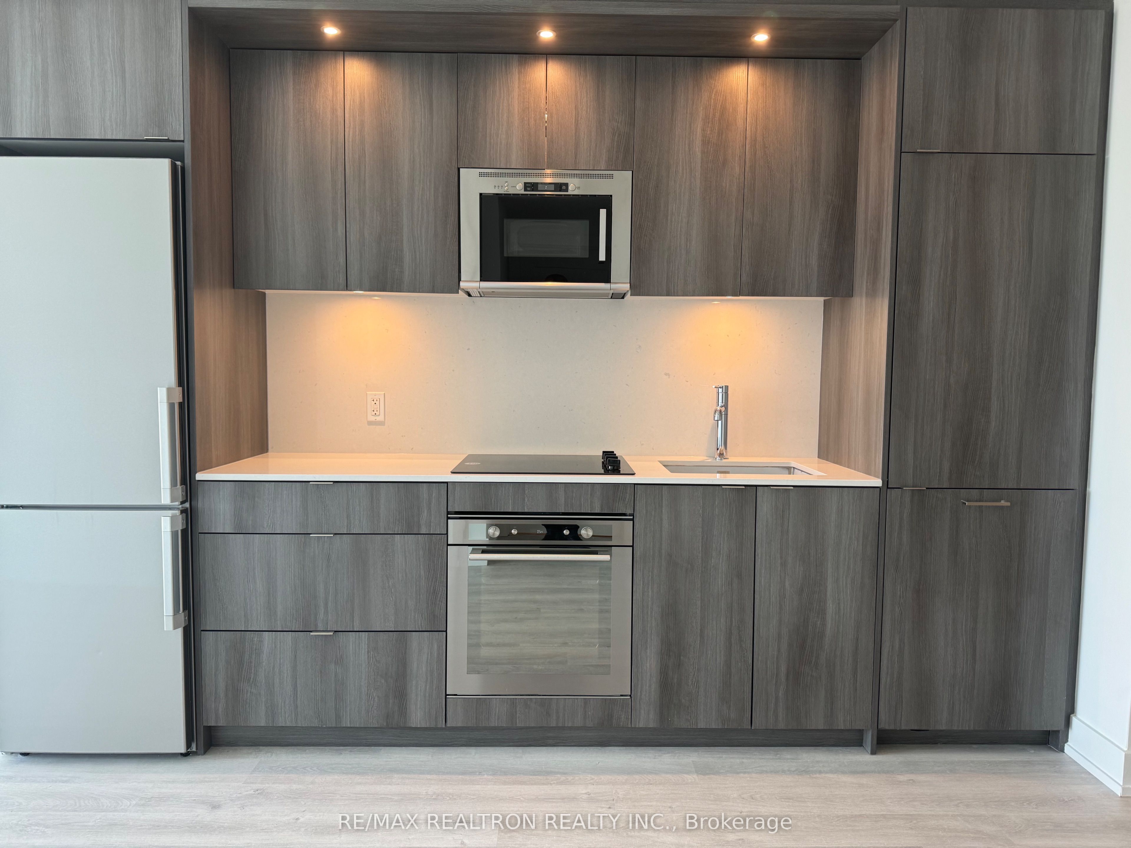 30 Inn On The Park Drive 3701, Toronto, ON M3C 0P8 photo 4