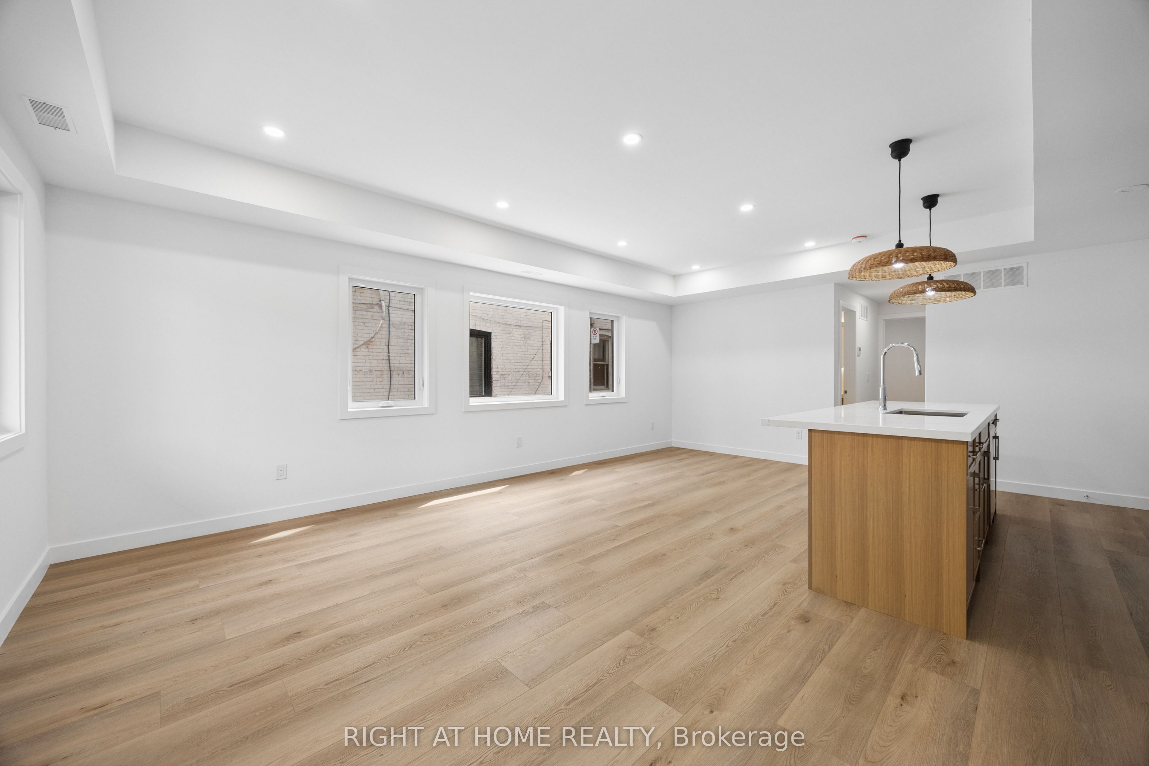 91 Barton Avenue 2, Toronto, ON M6G 1P7 photo 4