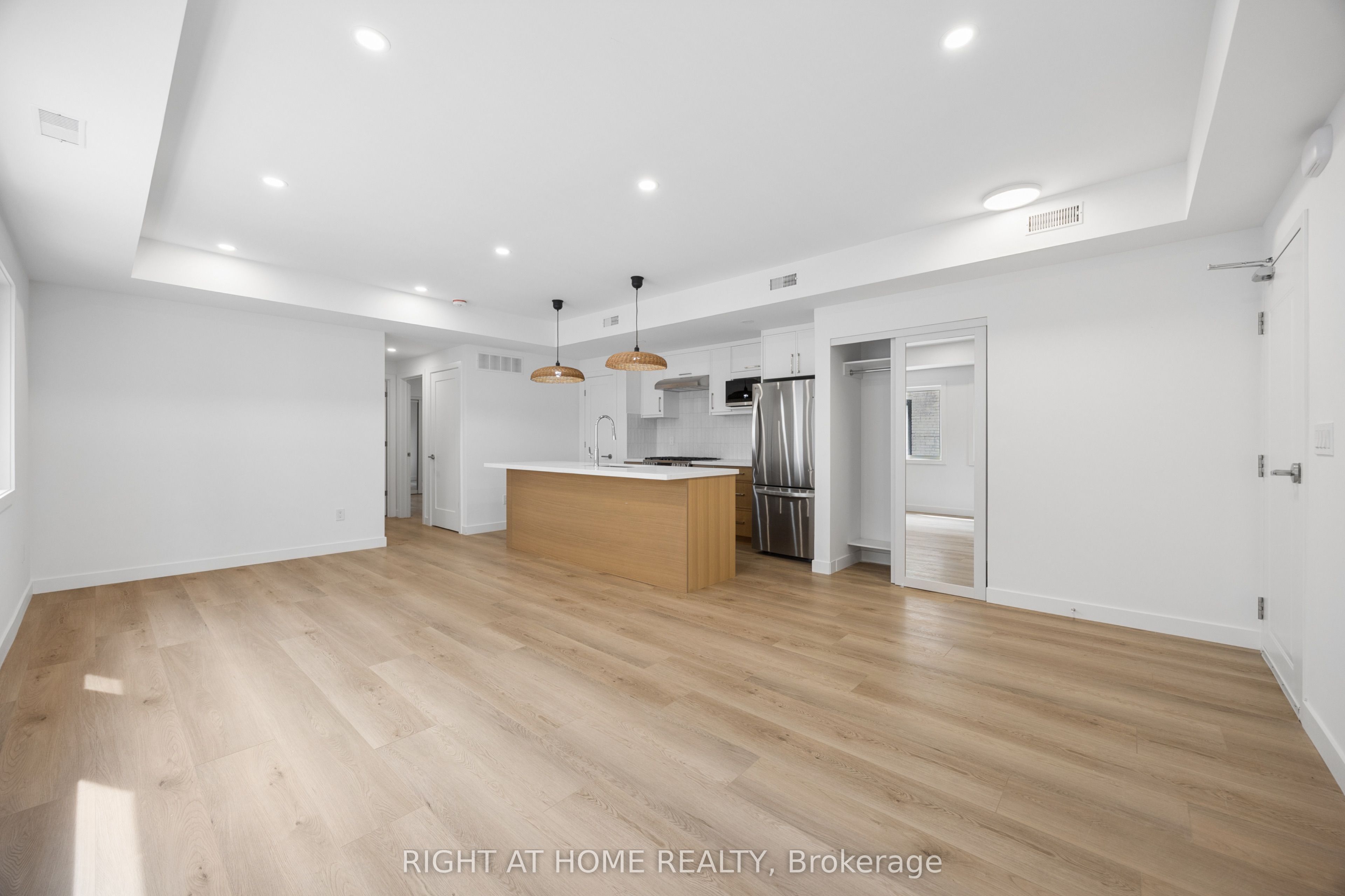91 Barton Avenue 2, Toronto, ON M6G 1P7 photo 5