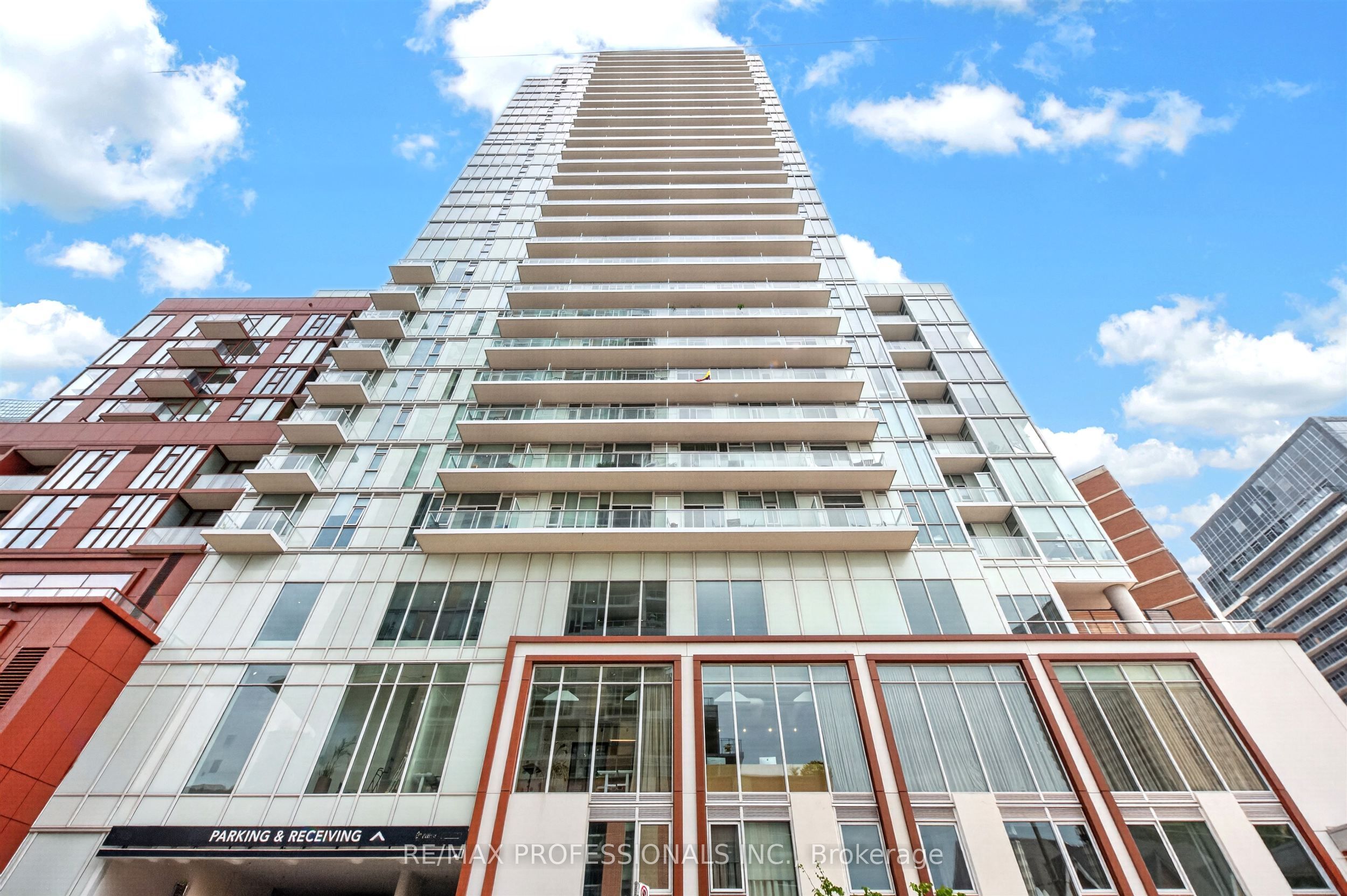 33 Helendale Avenue 1102, Toronto, ON M4R 0A4 photo 3