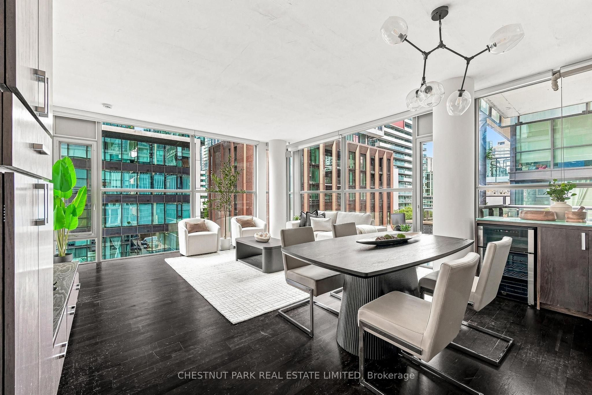 25 Oxley Street 611, Toronto, ON M5V 2J5 photo 2